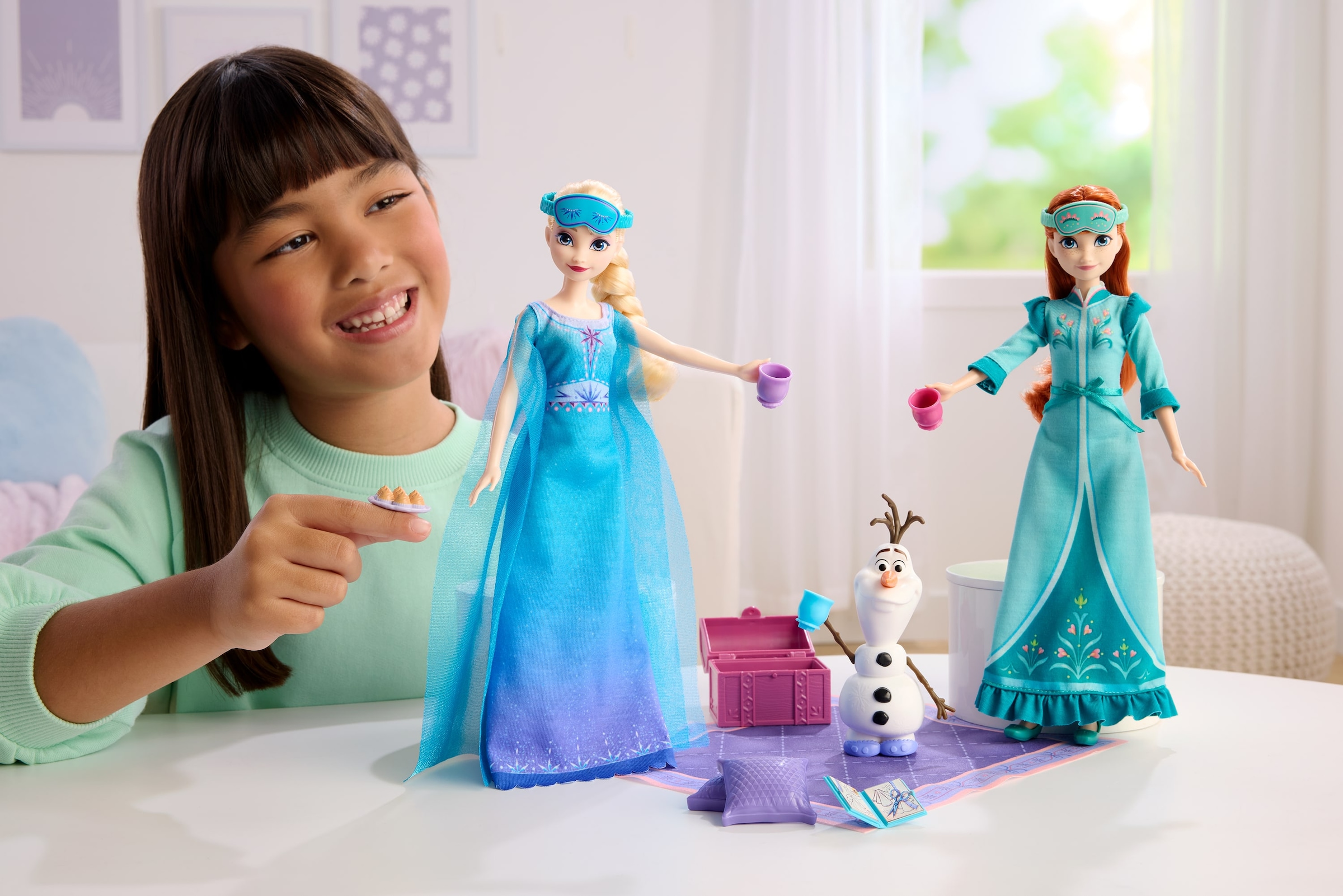Mattel® Anziehpuppe »Disney Die Eiskönigin Schwestern-Pyjamaparty Set mit Anna- und Elsa« Modepuppen, Olaf-Figur und 14 Zubehörteilen