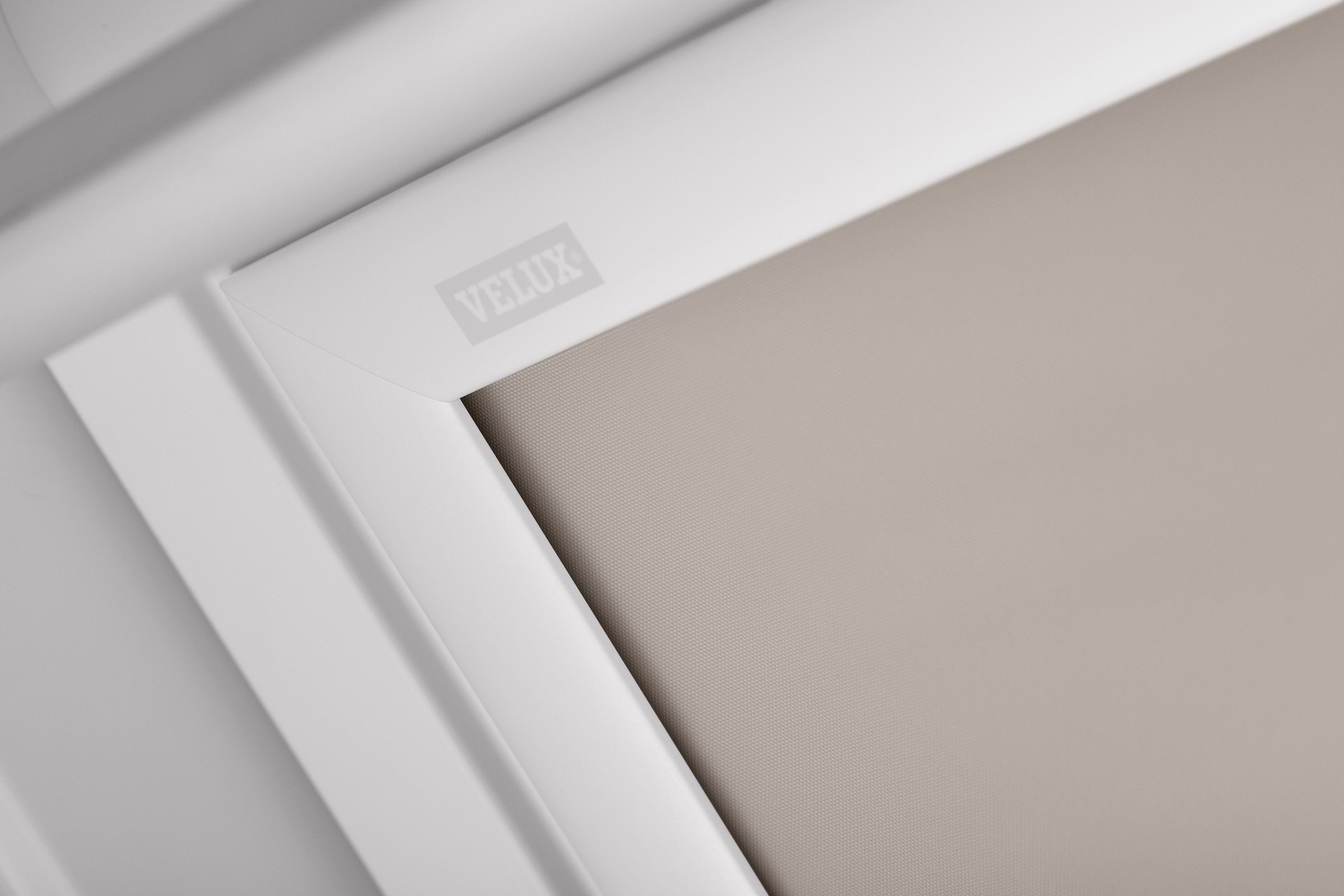 VELUX Verdunklungsrollo »DKL CK02 1085SWL«, verdunkelnd, Verdunkelung, ohne Bohren, in Führungsschienen, weiße Führungsschienen & Griffleiste