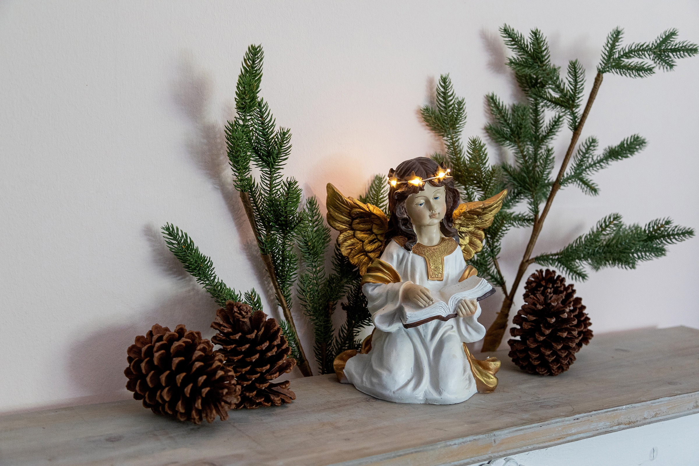 Myflair Möbel 26 ca. Accessoires Engelfigur »Weihnachtsdeko«, auf beleuchtetem cm mit & Haarkranz, Raten Höhe kaufen