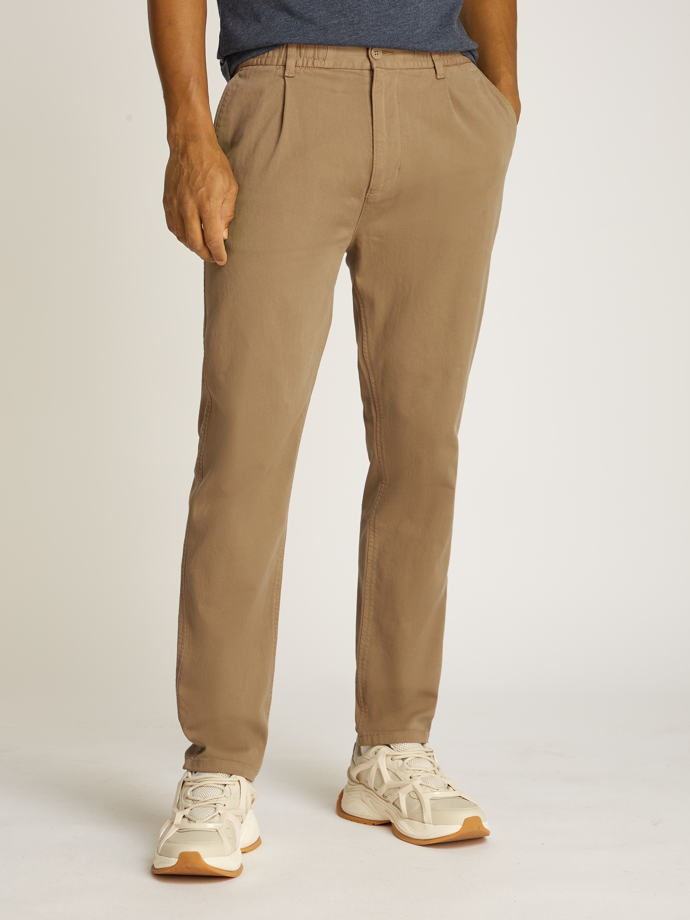 Tommy Jeans Chinohose »TJM CASUAL ELASTICATED PANT«  mit Bundfalten