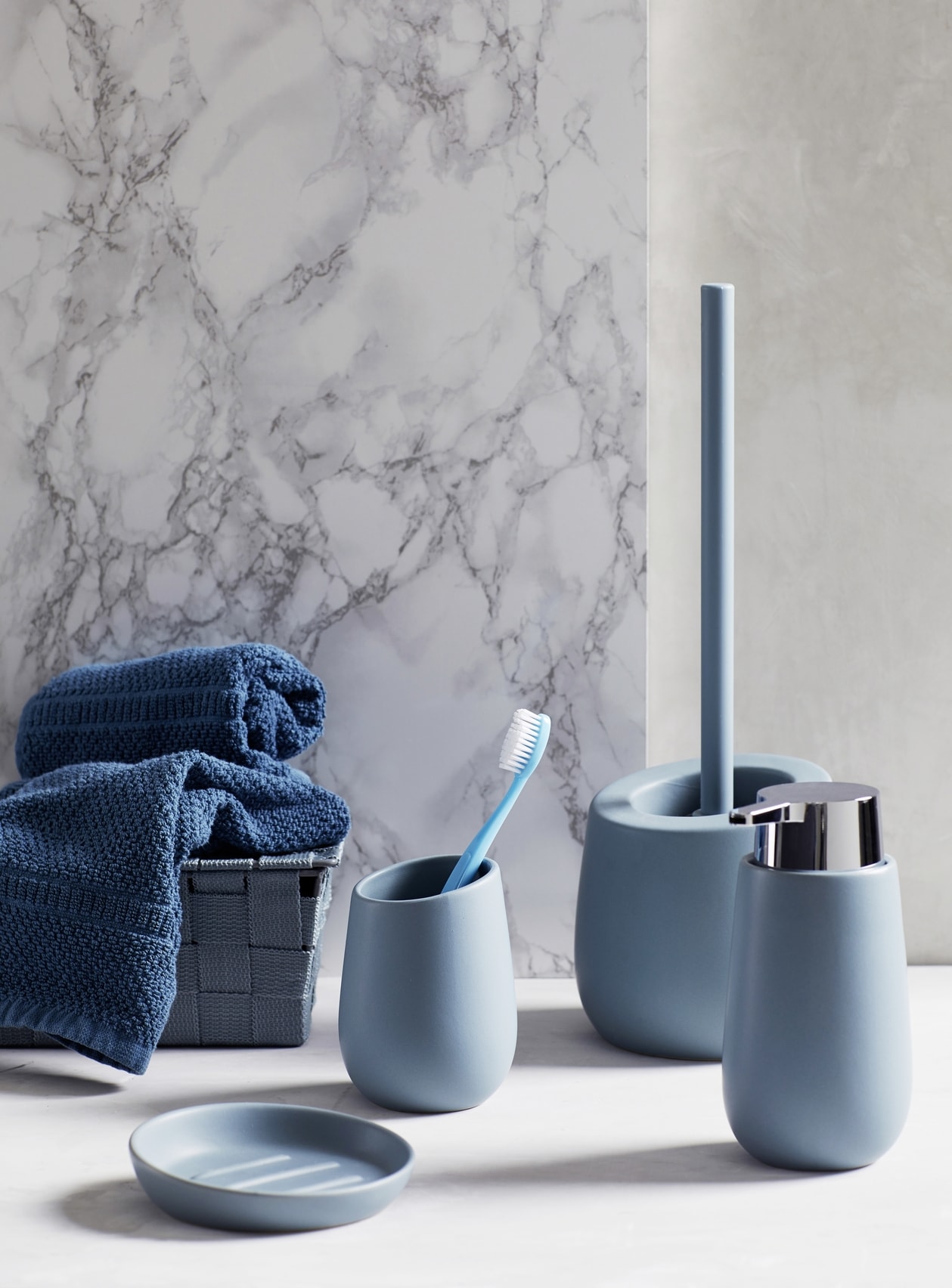 WENKO WC-Garnitur »Badi« aus Keramik | Silikon Toilettenbürste aus Keramik, mattierte Oberfläche, freistehend