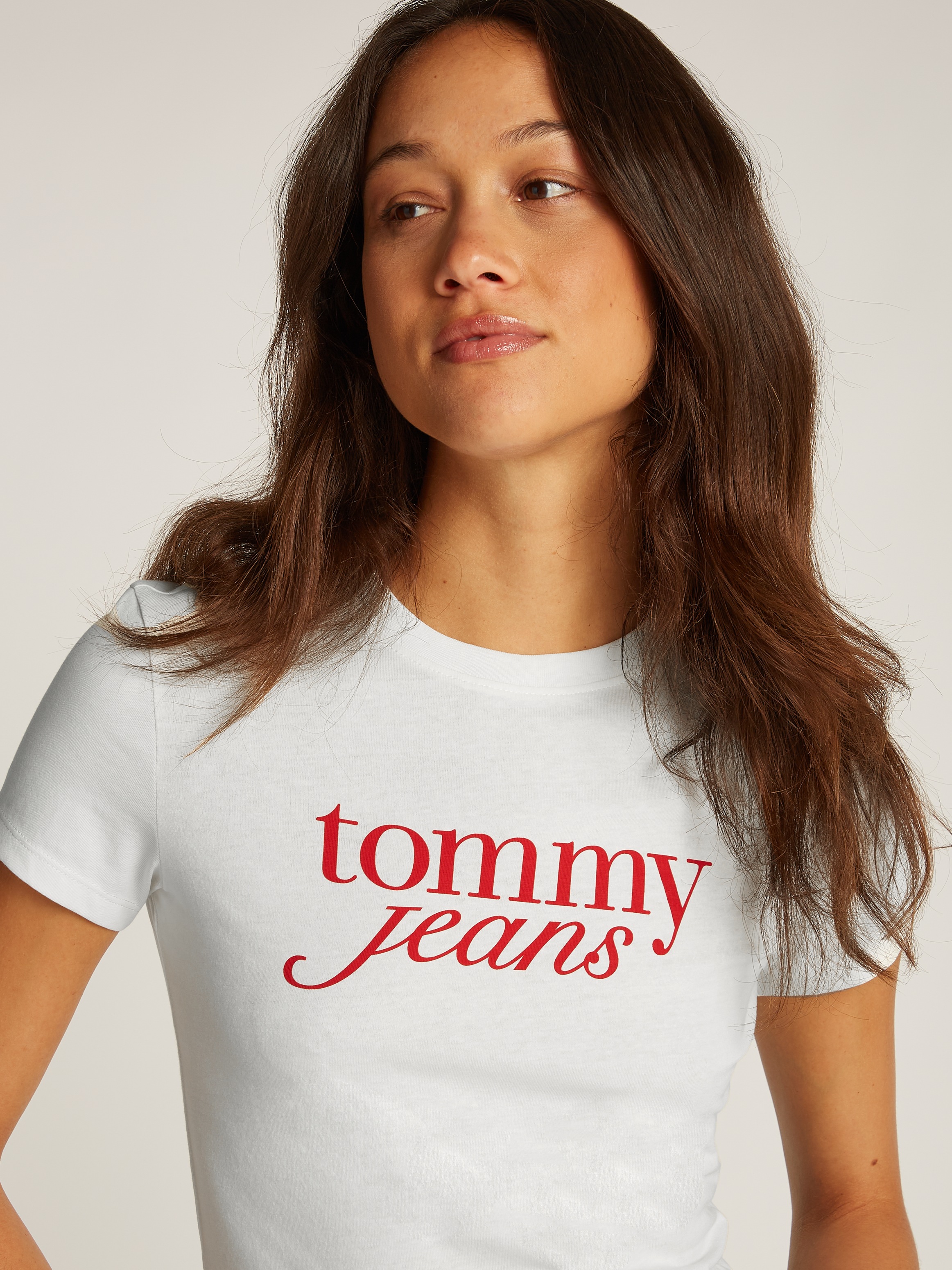Tommy Jeans Curve Rundhalsshirt »Shirt TJW SLIM ESSENTIAL«, in Großen Größen, Logo-Print auf Brusthöhe, mit Logostickerei