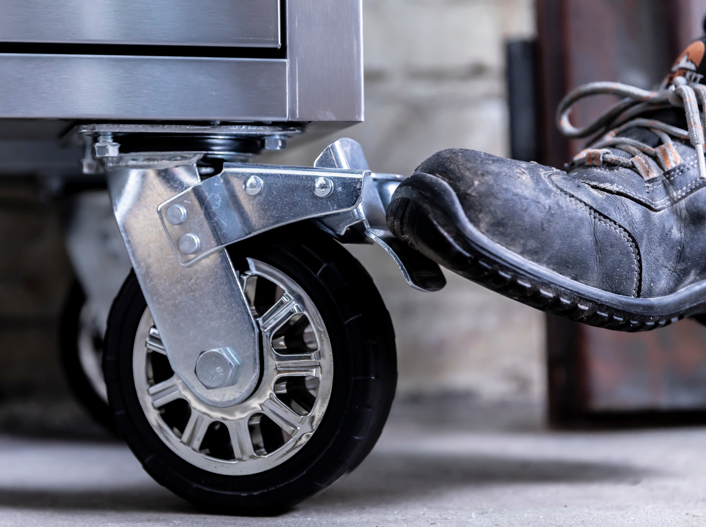 ONDIS24 Werkstattwagen »Werkzeugwagen aus Edelstahl mit 1 Tür 4 Schubladen« fahrbar, kugelgelagerten Schubladen, abschließbar, Massivholzplatte