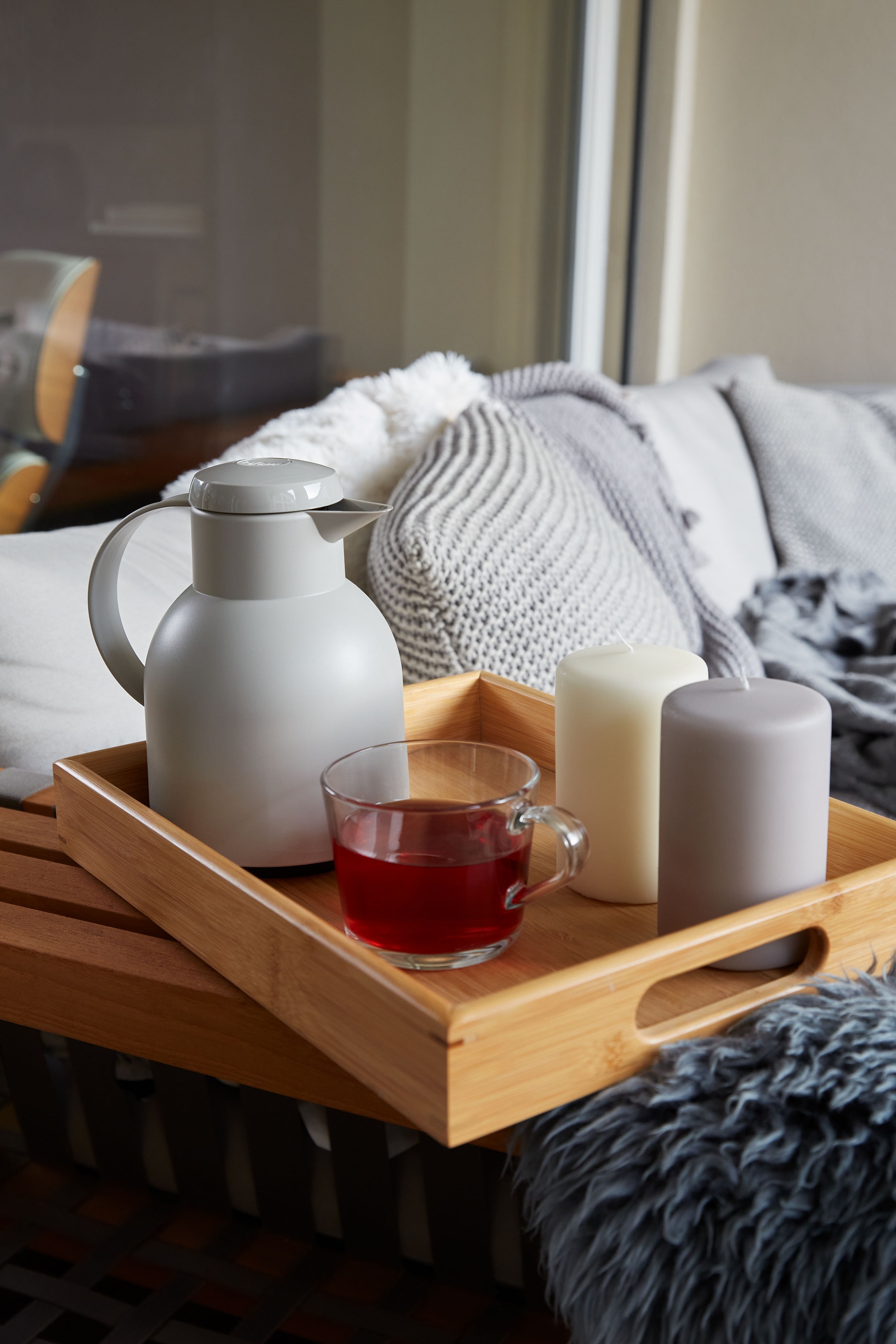 Emsa Isolierkanne »Samba«, 1 l, zeitloses Design, einfacher Knopfdruck, 24h kalt, 12h warm