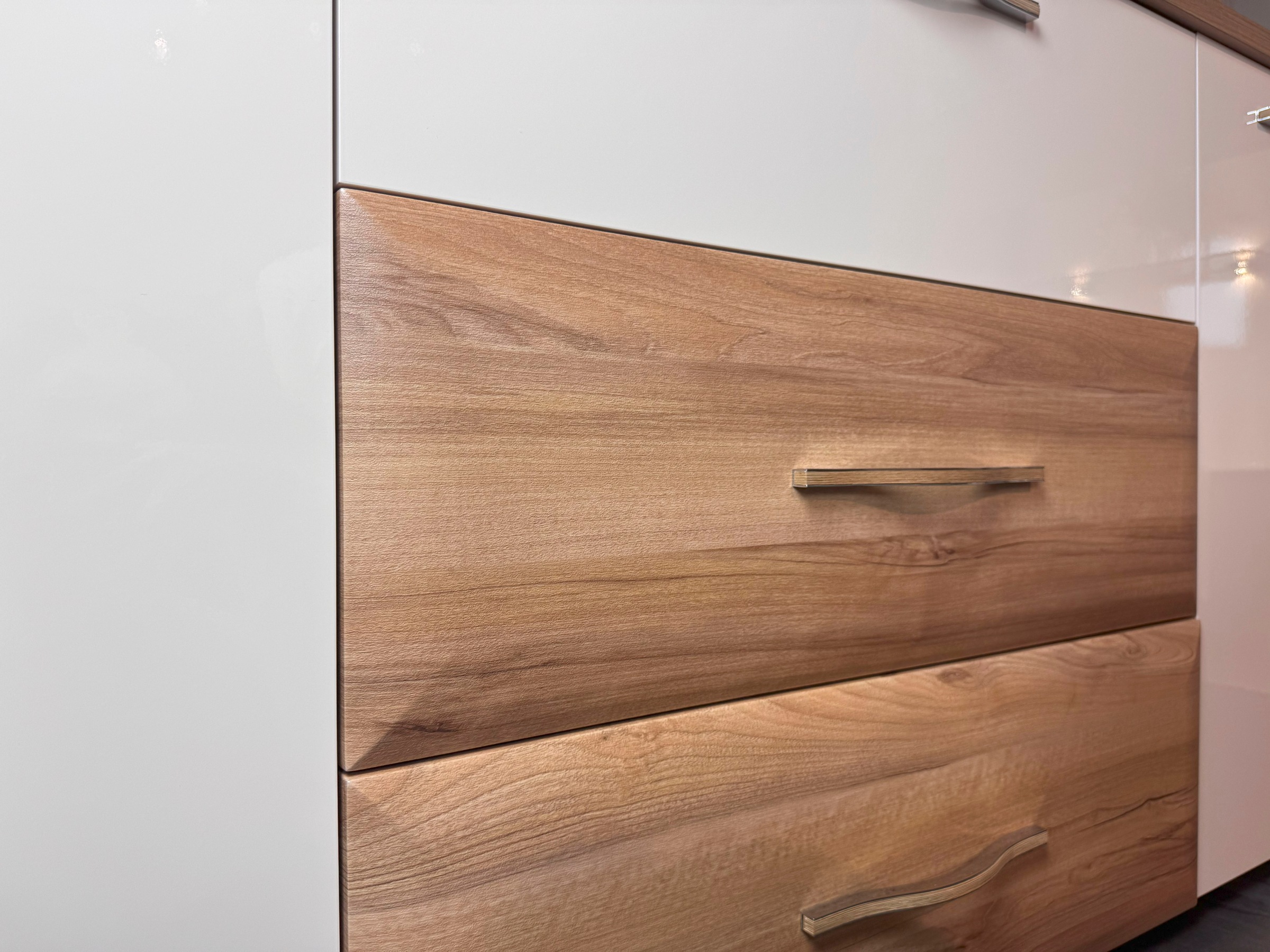 Home affaire Kommode »Gala, melaminbeschichtet und beige hochglänzend UV lackiert«, (Soft-Close Funktion, Maße: B/T/H 170/46/83cm), 2trg., mit 4 Schubladen, klassische Rahmenoptik, FSC-zertifiziert