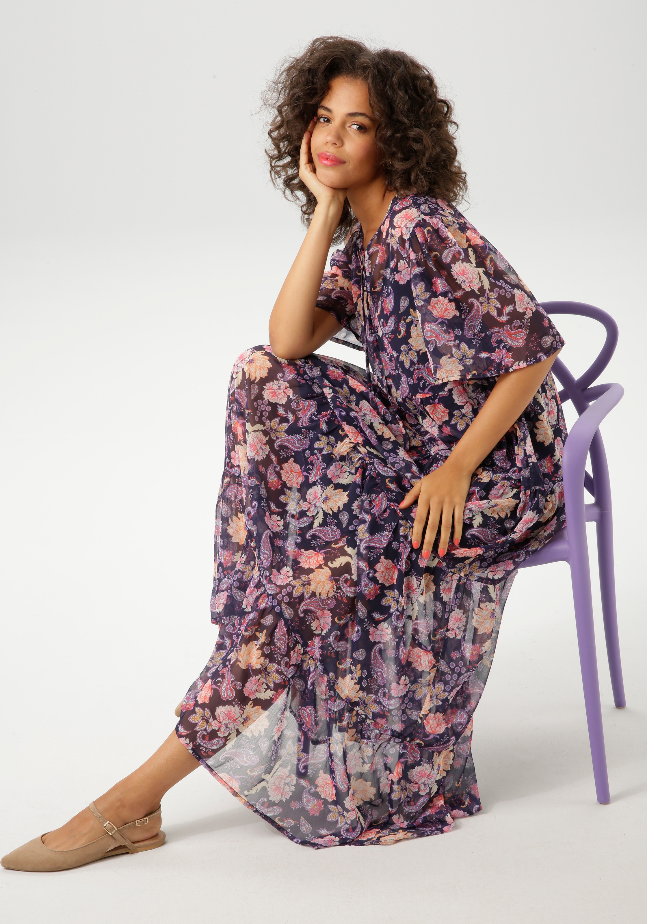 Aniston CASUAL Sommerkleid, mit fantasievollem Blumen- und Paisley-Druck