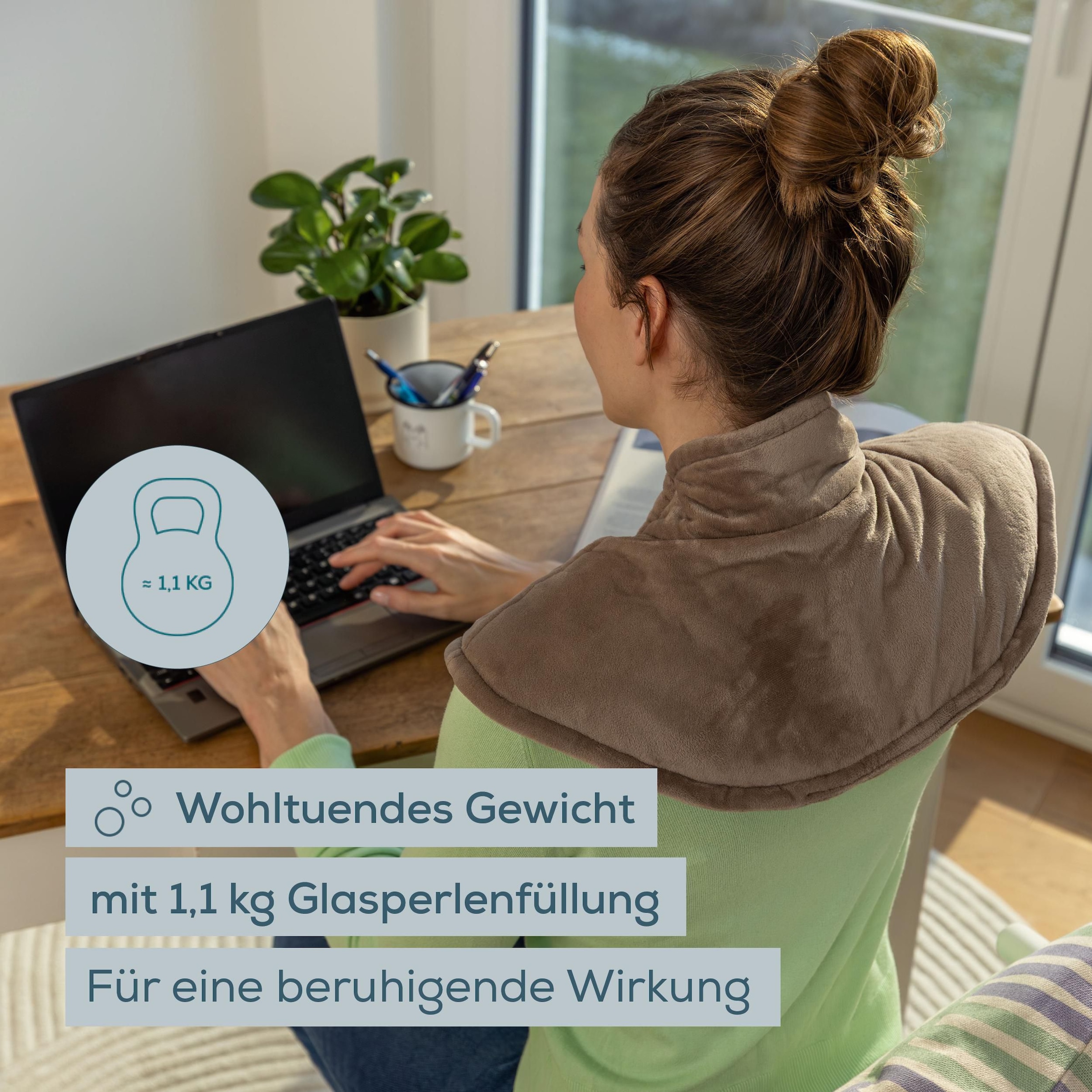 BEURER Schulter-/Nacken-Heizkissen »HK 165 Huggy smokey-taupe aus flauschigem Material« Ergonomisches, kabelloses Schulterheizkissen mit Gewicht
