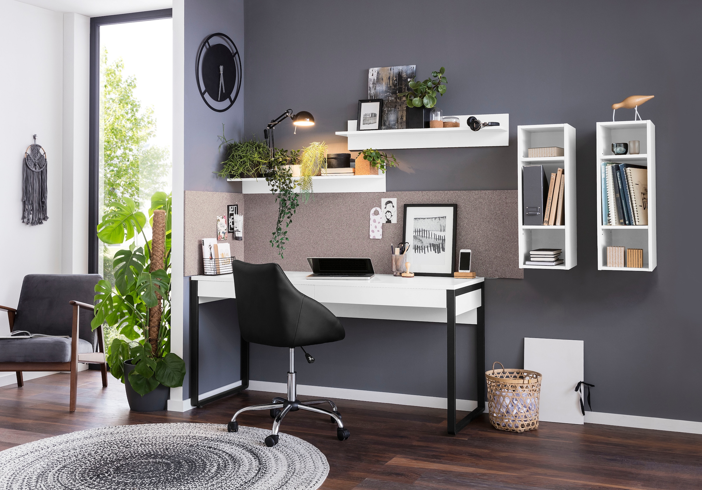 Places of Style Schreibtisch »Moid, Computertisch im modernen Design,«,  Breite 140 cm, mit Metallbeinen & 2 Schubladen online kaufen