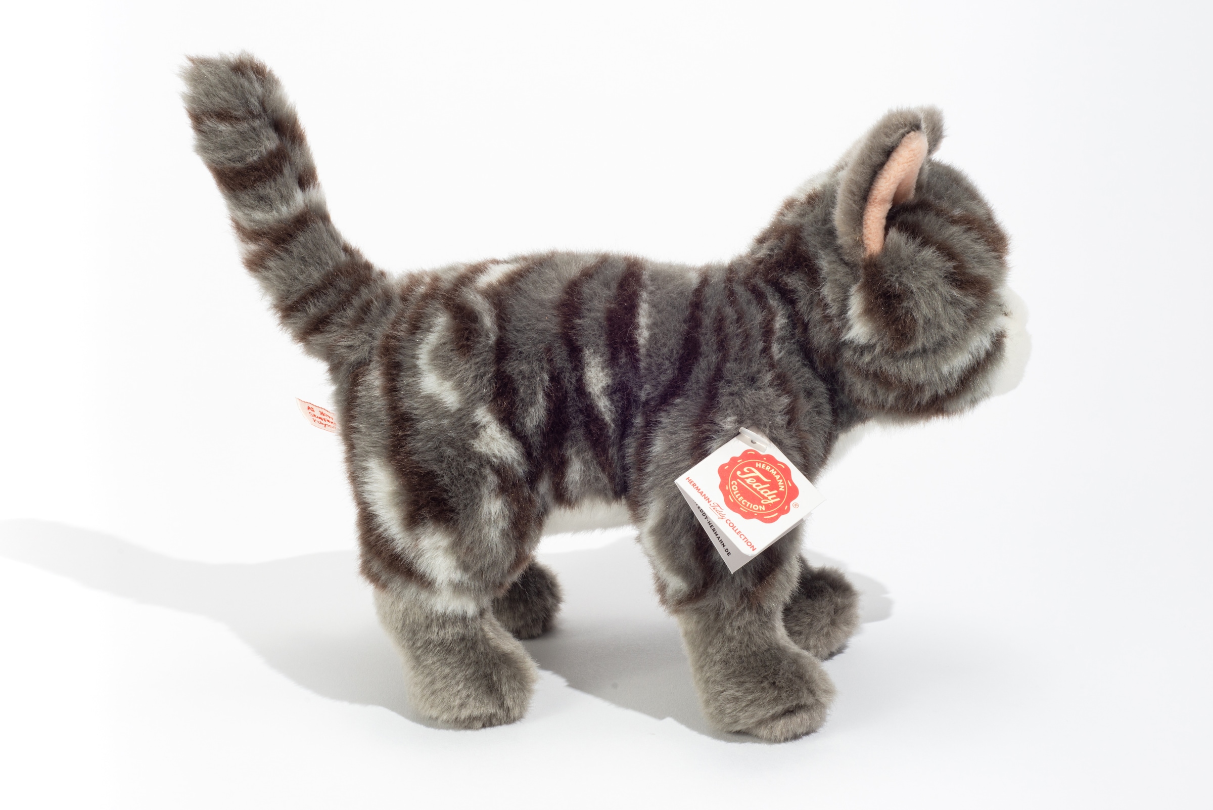 Teddy Hermann® Kuscheltier »Katze stehend grau getigert, 20 cm«, zum Teil aus recyceltem Material