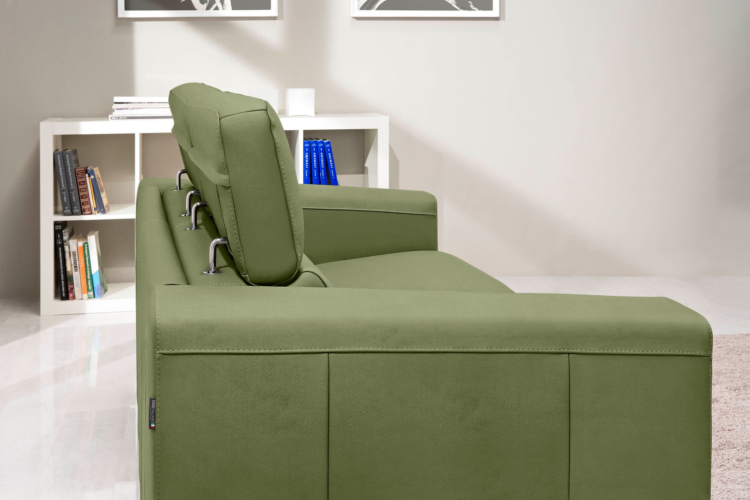 Egoitaliano Schlafsofa »Cabiria, Design und super Sitz- und Liegekomfort«, Sofa inkl. Schlaffunktion, Kopfteile verstellbar, mit Metallfüßen