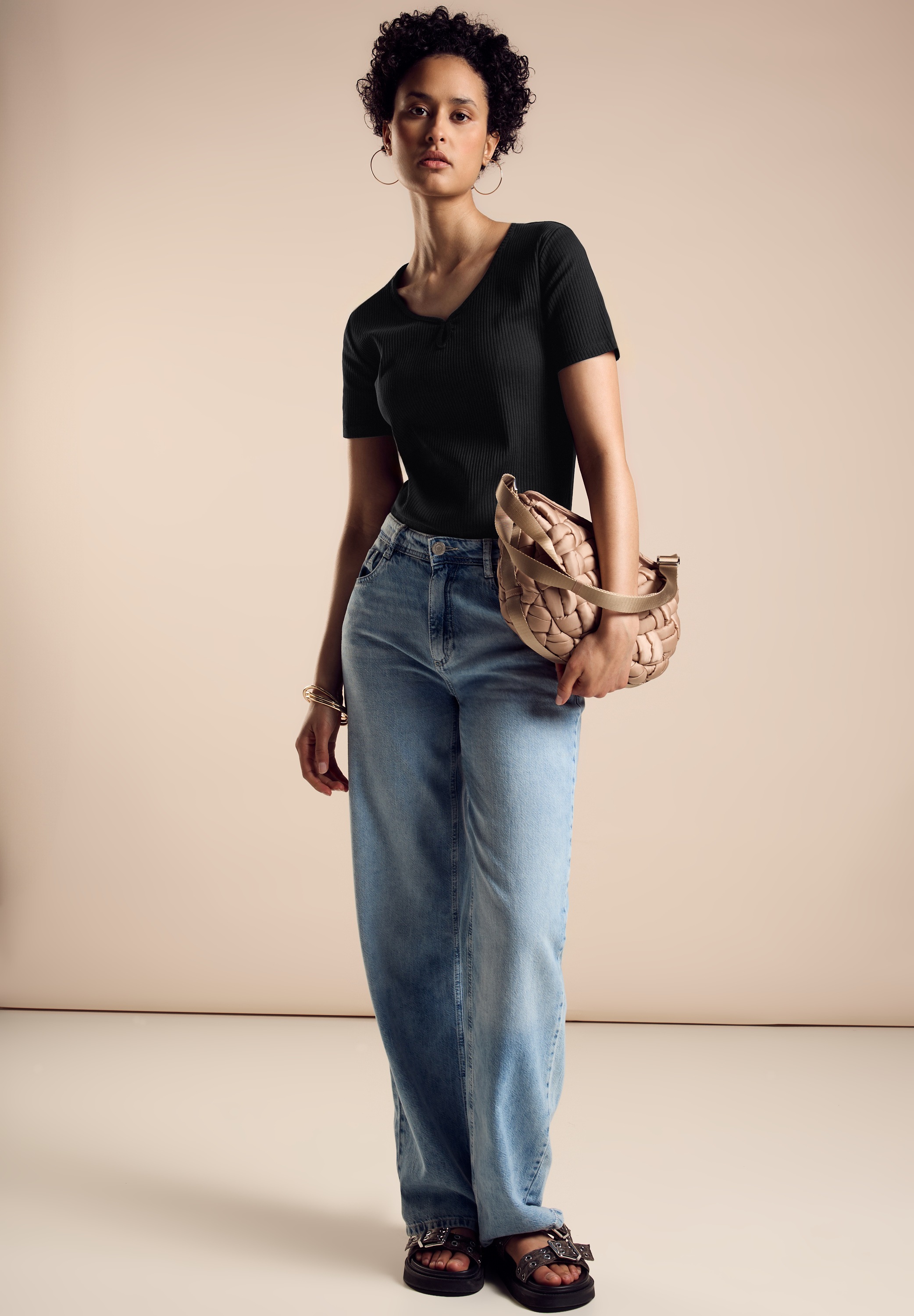 STREET ONE Kurzarmshirt, Rippoptik und V-Ausschnitt mit Schlitz