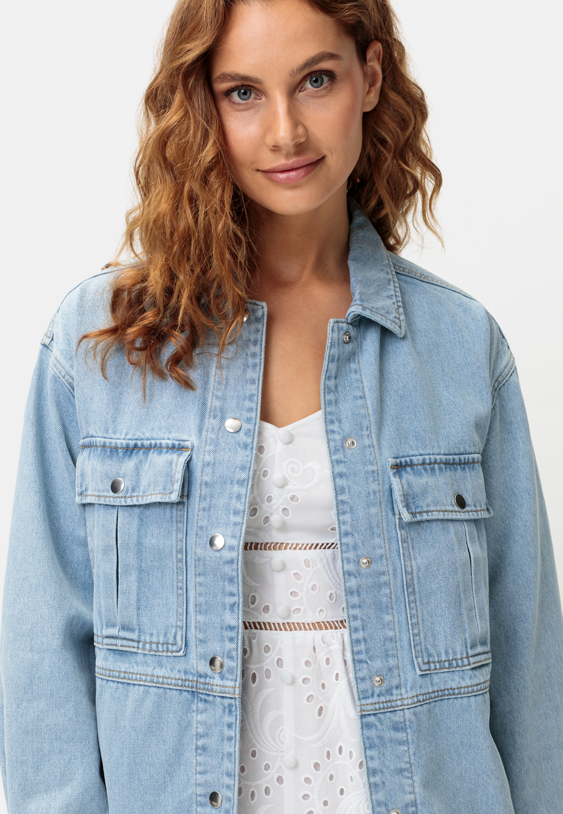 LASCANA Midikleid, mit sommerlicher Lochstickerei
