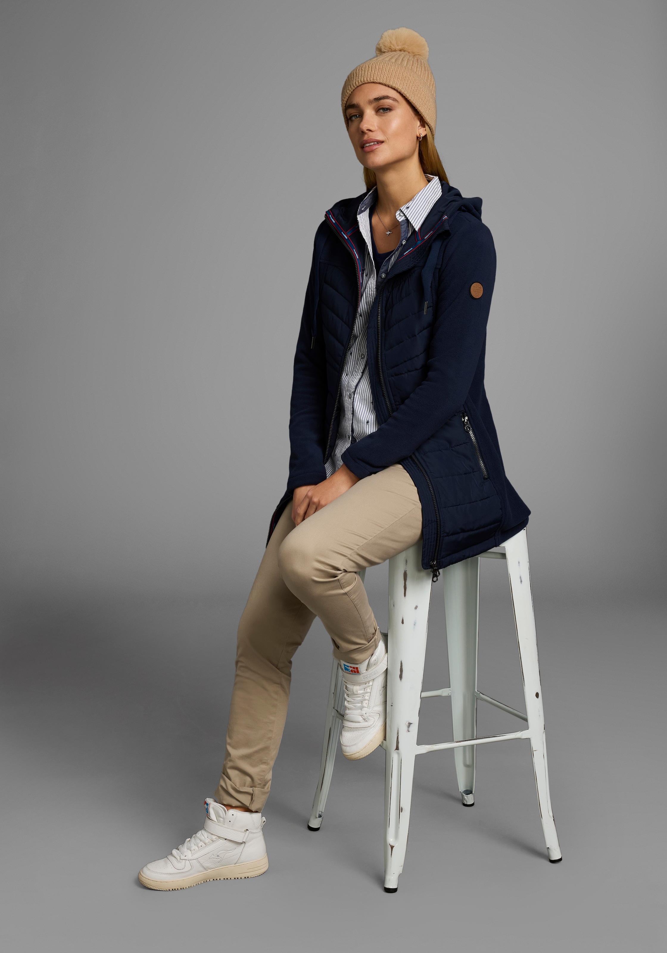 KangaROOS Langjacke, mit Kapuze, leichter Webstoff, figurbetonter Schnitt, mit Kapuze