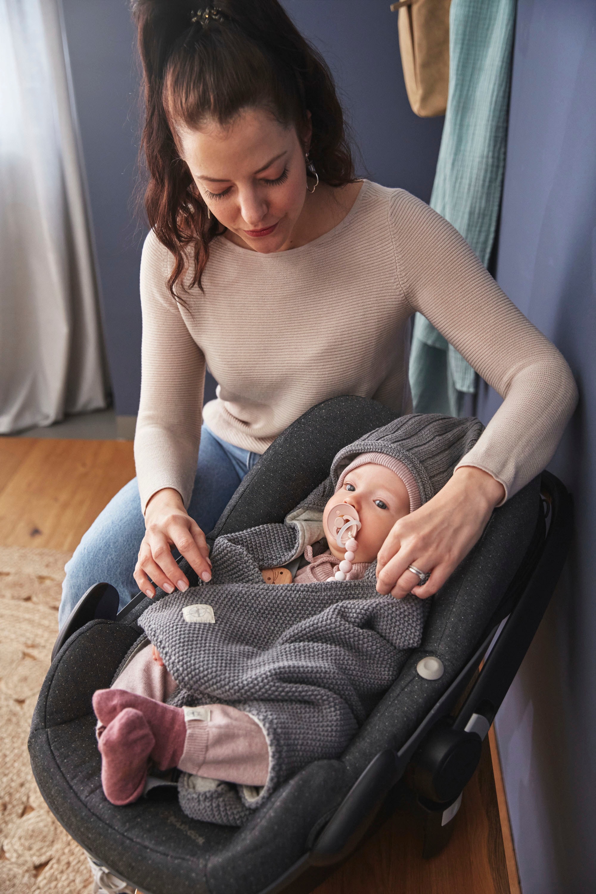 LÄSSIG Einschlagdecke »Einschlagdecke für Babyschale, anthracite«, GOTS made with organic materials, zertifiziert durch BCS 27262