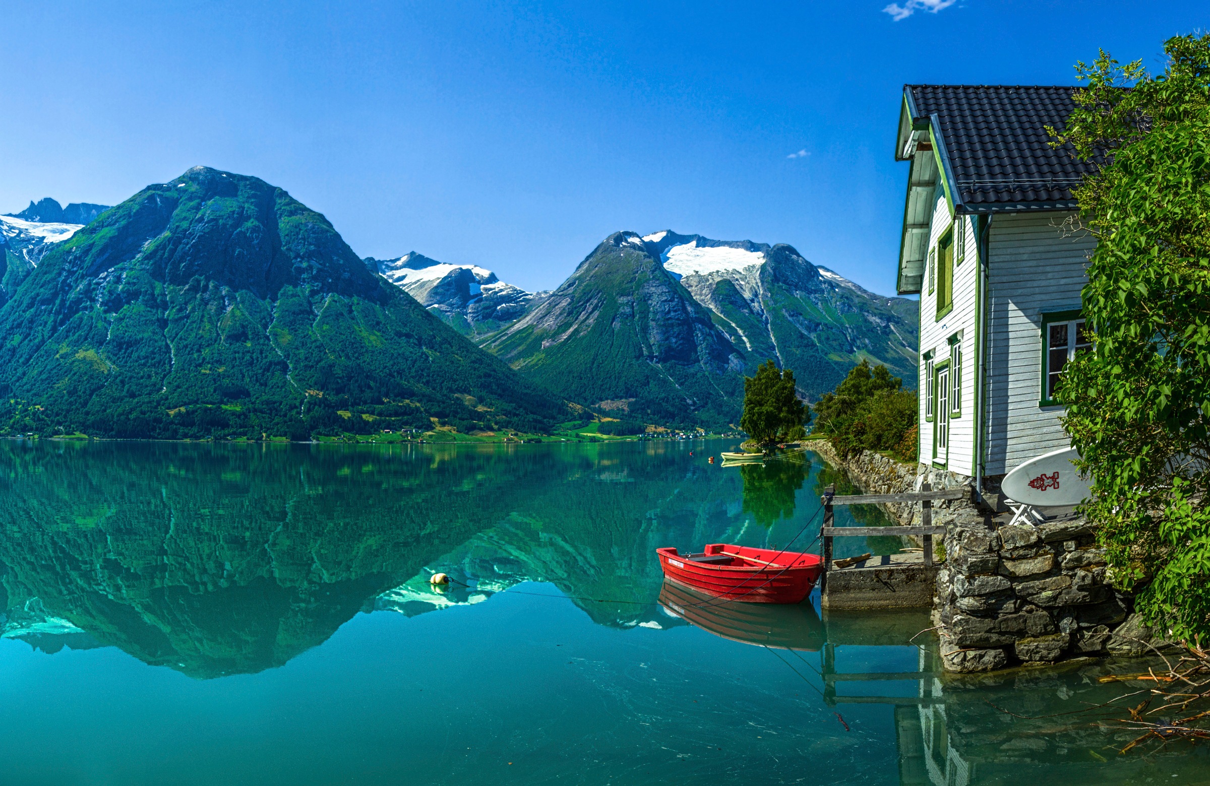 Papermoon Fototapete »Photo-Art CHRISTER OLSEN, HAUS AM GLETSCHERSEE«