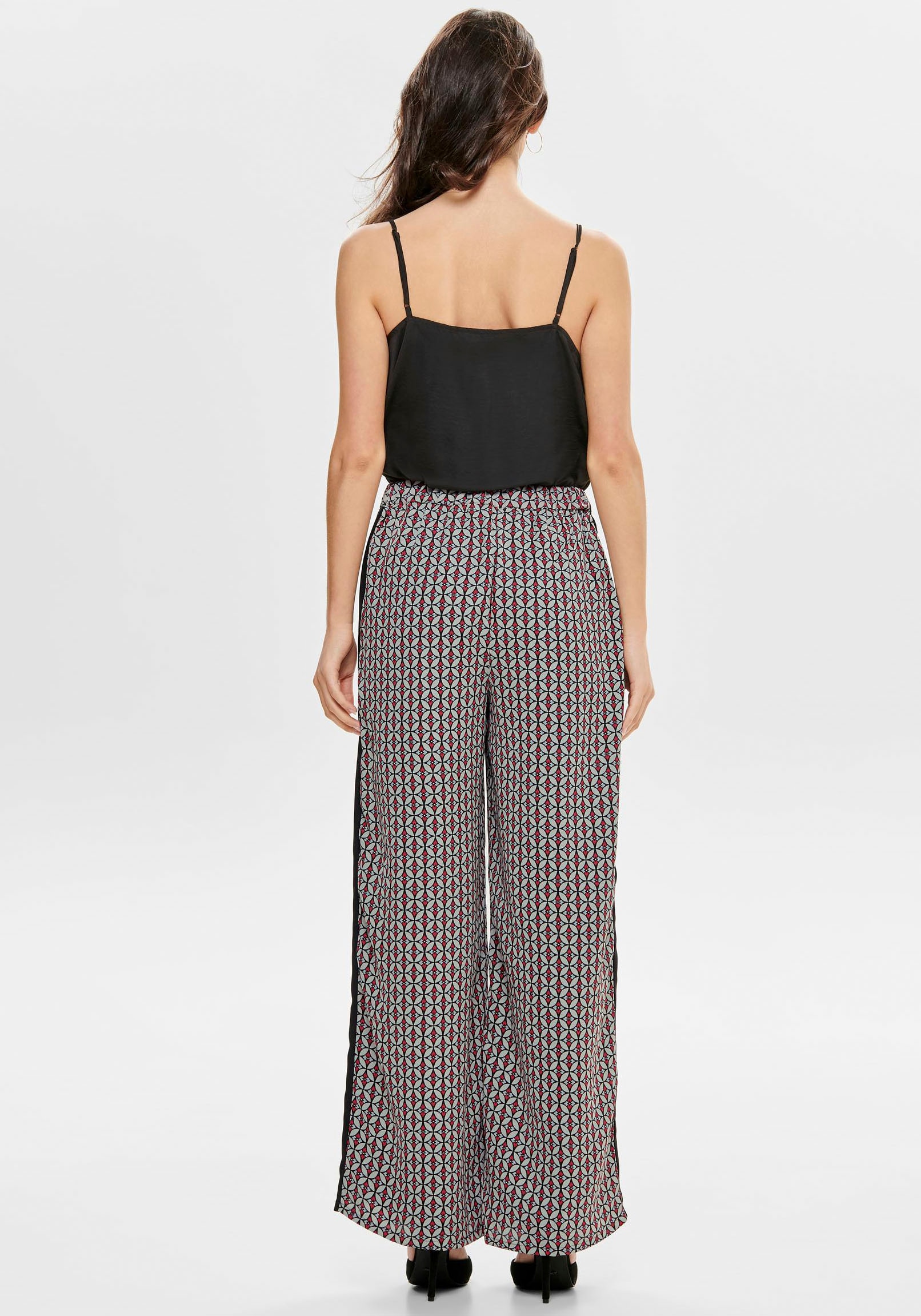 ONLY Spaghettitop »ONLDEBBIE – Singlet mit geschwungener Ausschnittkante« unifarben, feminin, tailliert, Polyester, Spaghettiträger