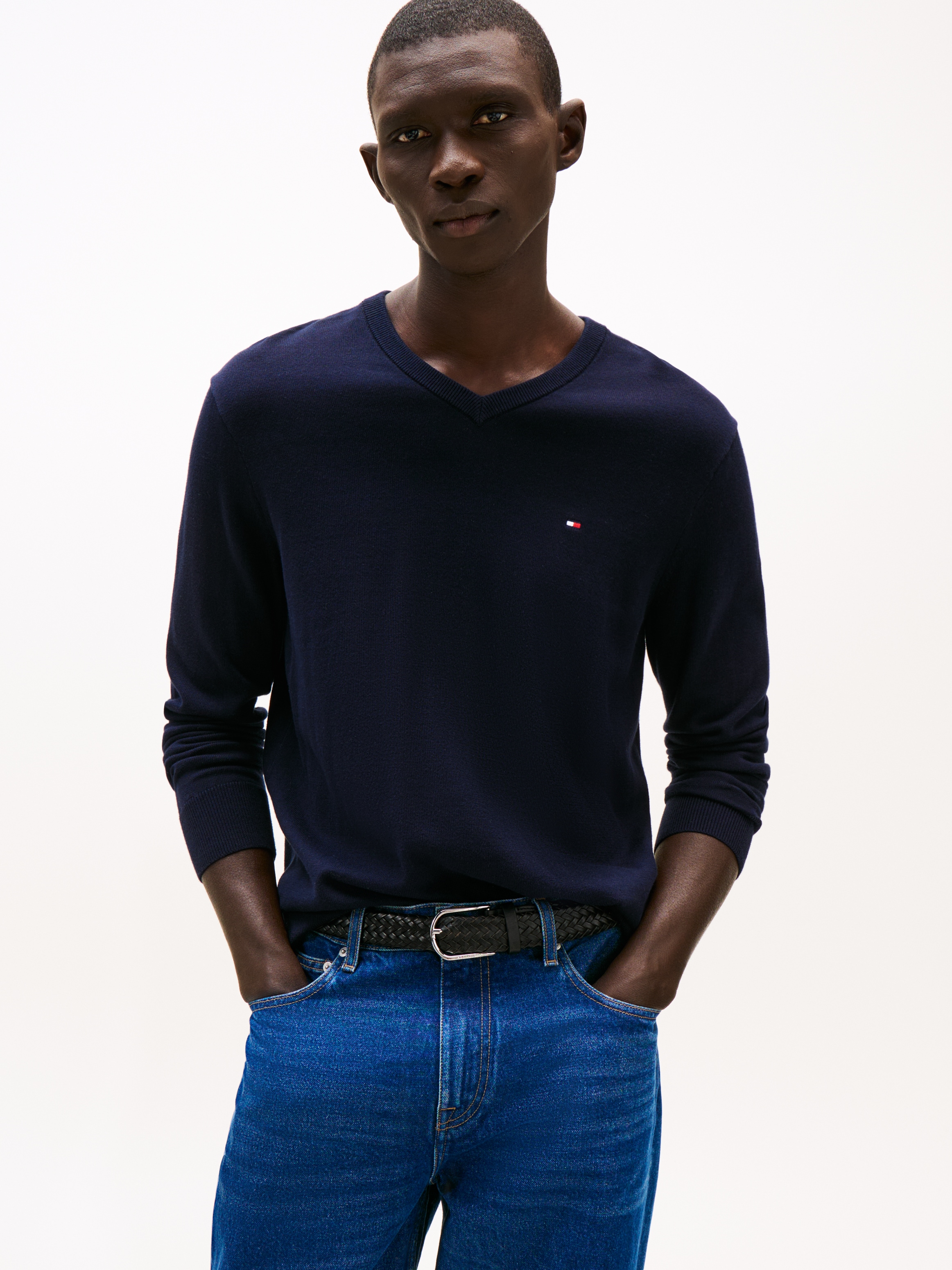 Tommy Hilfiger Strickpullover »ESSENTIAL COTTON V NECK mit V-Ausschnitt und Stickerei« unifarben, casual, regular fit, Baumwolle, V-Ausschnitt