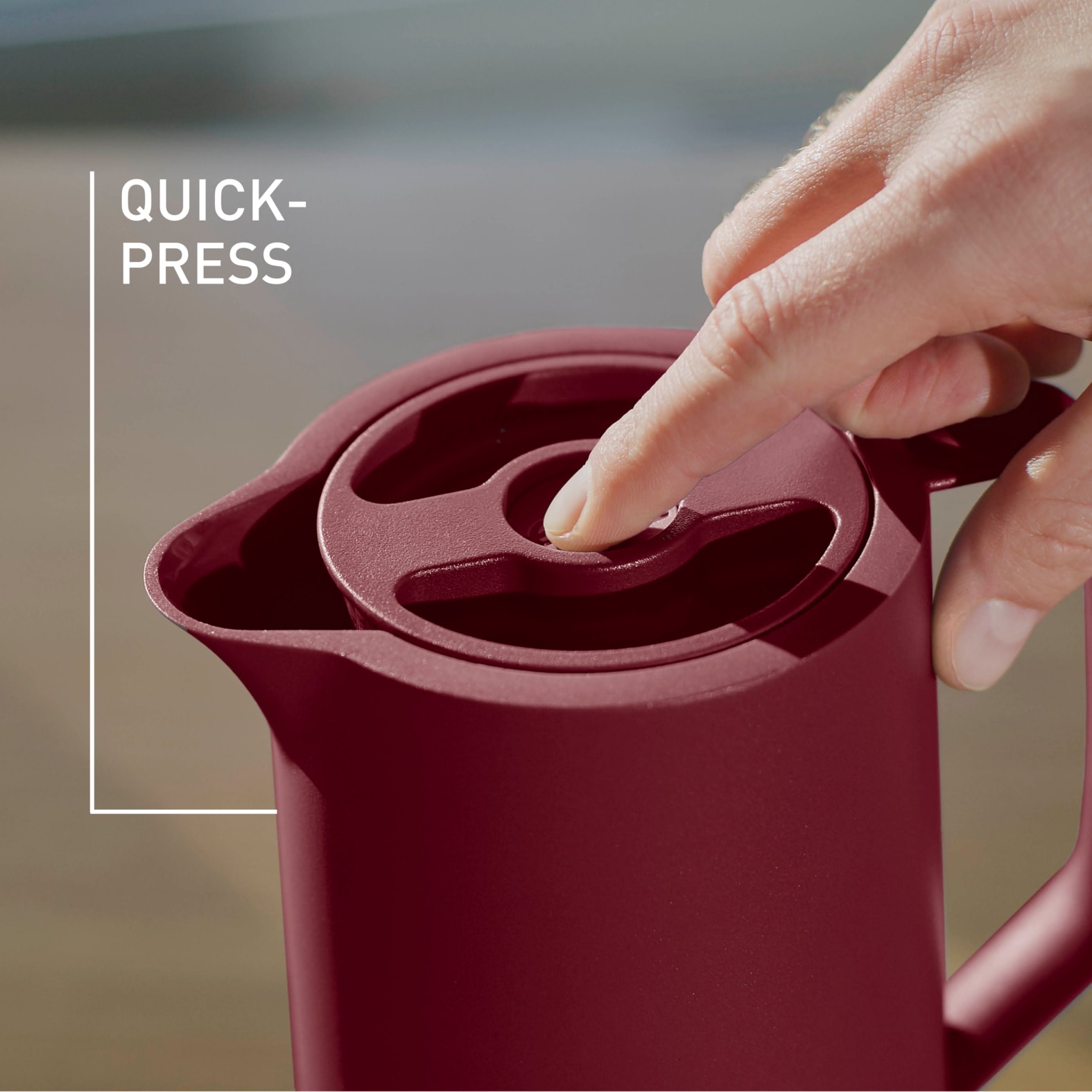 Emsa Isolierkanne »Motiva in modernem Design, 100% auslaufsicher, Made in Germany« 1 l doppelwandiger Glasisolierkolben, bis zu 12h warm/24h kalt, 1 tlg. Quick-Press-Deckel, Einhandbedienung, ergonomischer Schraubdeckel