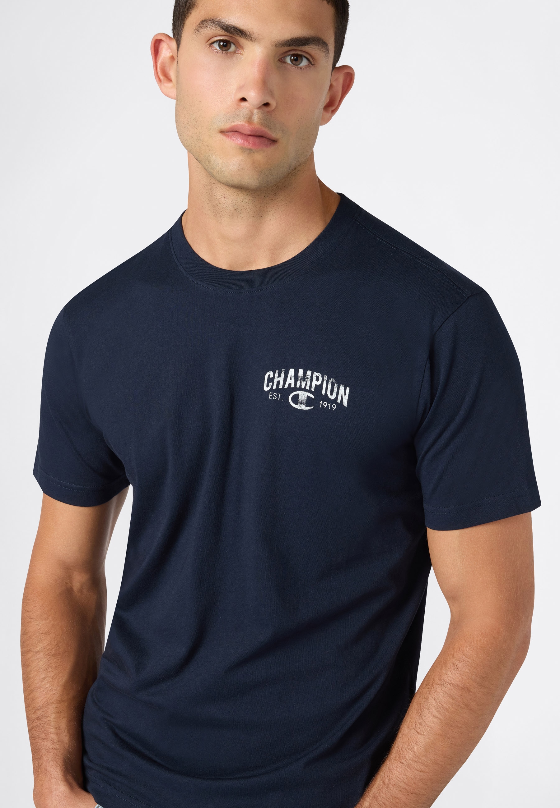 Champion T-Shirt »SPORTWEAR T-SHIRT Standard Fit« mit sportlichem Look, Kurzarm-Design, aus Baumwolle, Standard Fit