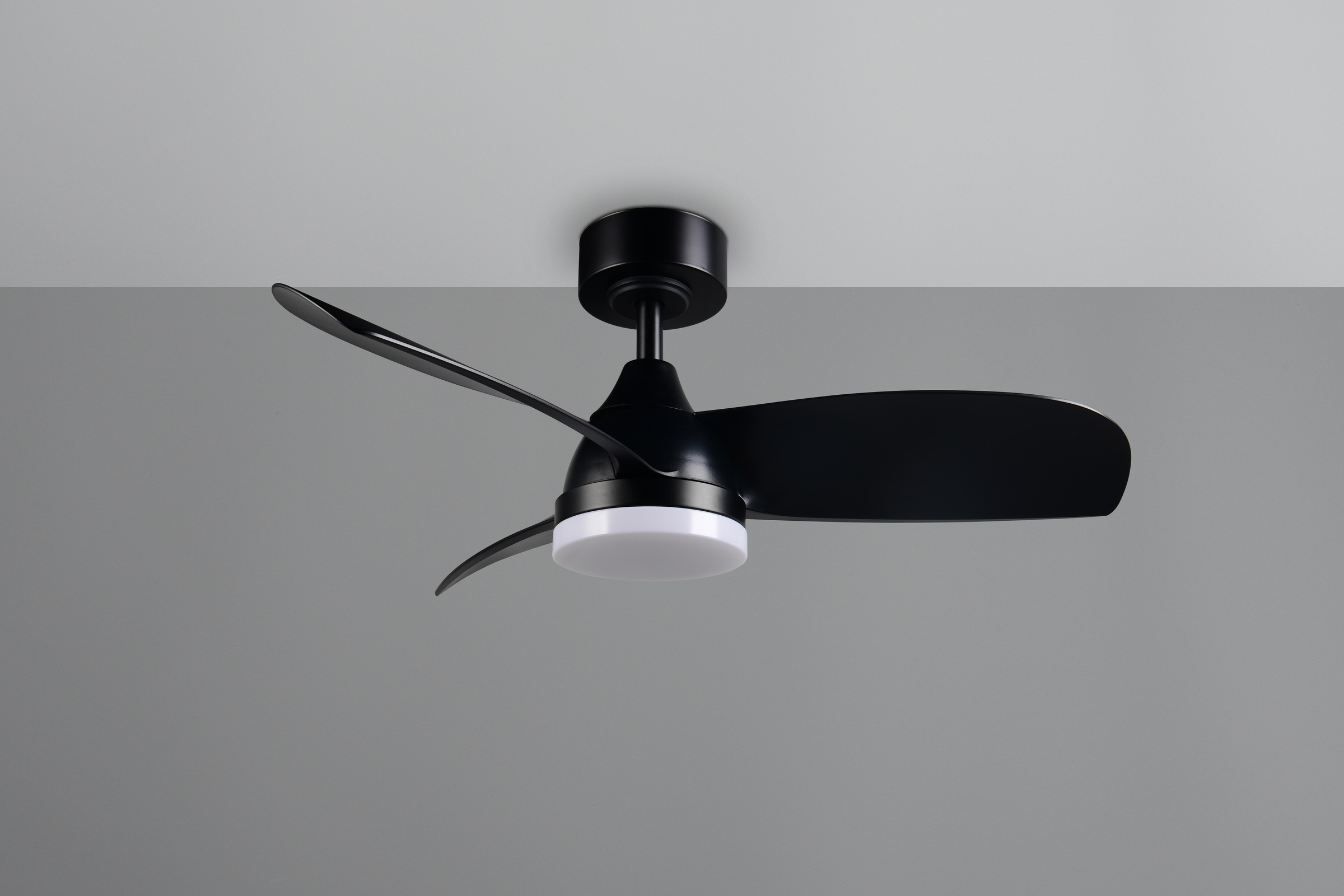 REALITY Leuchten LED Deckenleuchte »HELSINKI mit Ventilator, Deckenventilator mit Licht inkl Fernbedienung«, 1 flammig, Leuchtmittel LED-Board | LED fest integriert, 6 Geschwindigkeiten höhenverstellbar Vor-& Rücklauf dimmbar Nachtlicht