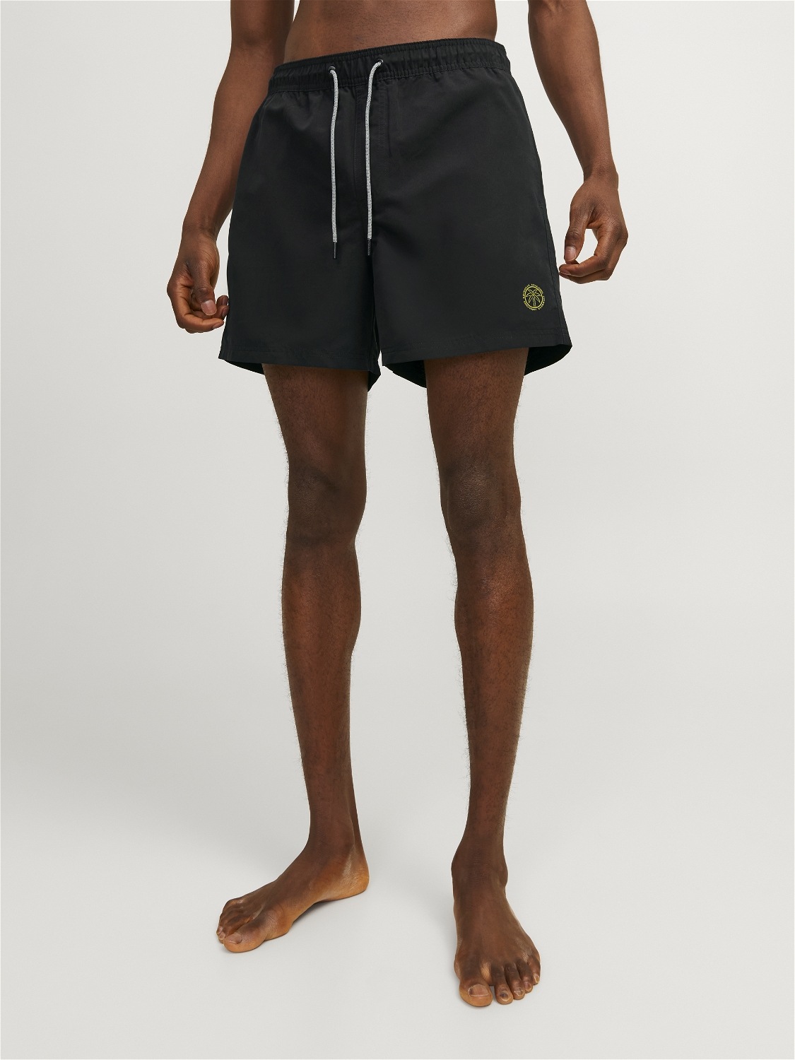 Bild von Jack & Jones Badeshorts »JPSTFIJI JJSWIM SOLID SN LY«, schmal geschnittene Schwimm-Shorts für den Strand aus recyceltem Garn