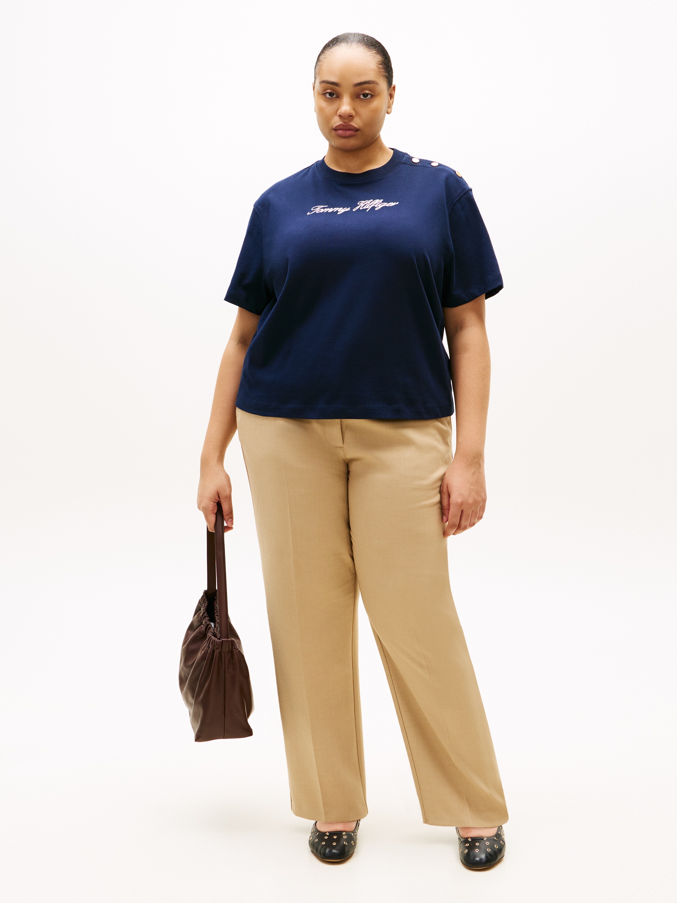 Tommy Hilfiger Curve Kurzarmshirt »CRV GOLD BTN SCRIPT MDRN SS TEE« in großen Größen, mit goldfarbenen Knöpfen