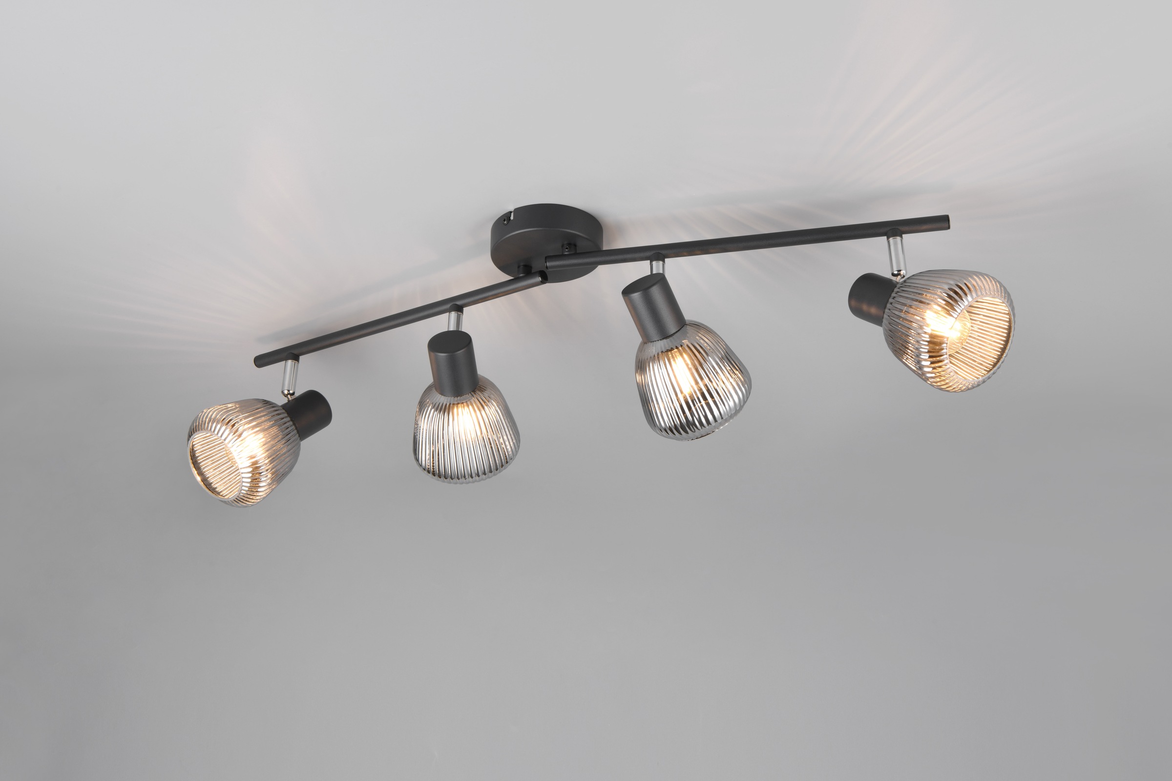 TRIO Leuchten Deckenstrahler »TARIFA, 4-flammiger Deckenspot mit Glasschirm, exkl 4xE14 max 10W«, 4 flammig, Leuchtmittel E14 | Leuchtmittel wechselbar, Glasschirm in Riffeloptik leicht verspiegelt, verstellbare Spots