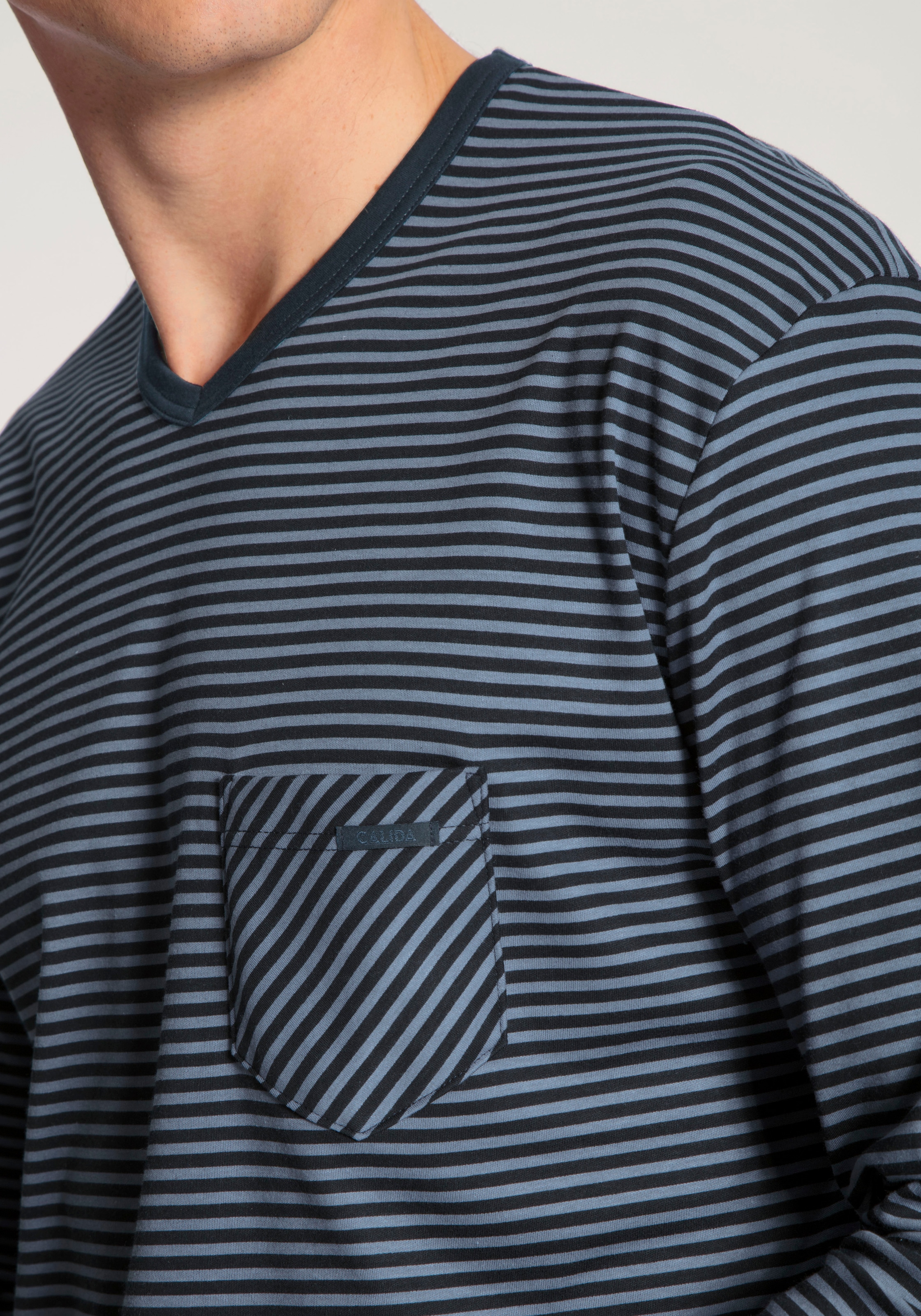 CALIDA Schlafanzug »Relax Streamline«, (2 tlg.), mit V-Neck und Bündchen