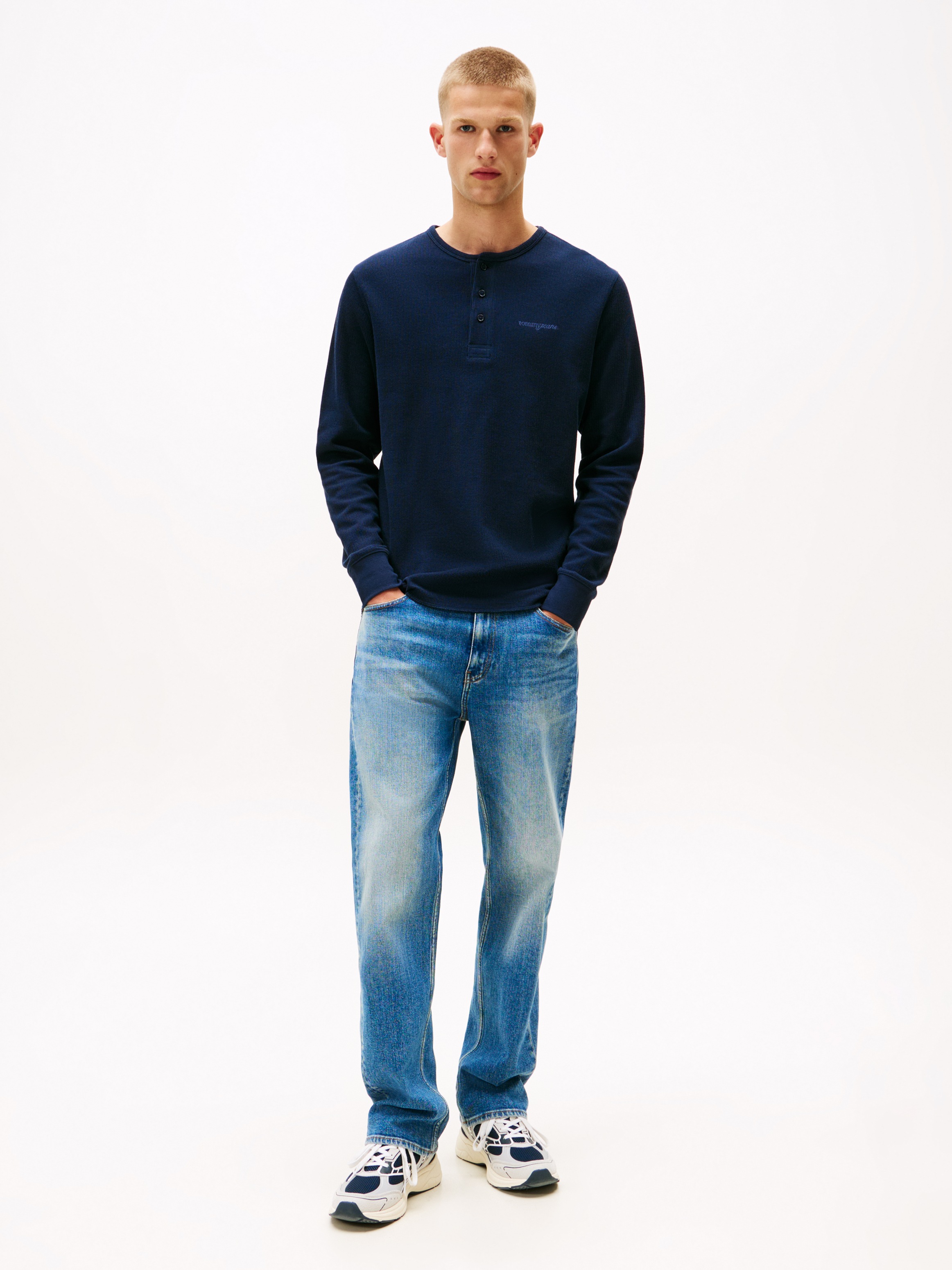 Tommy Jeans Henleyshirt »TJM WAFFLE SCRIPT HENLEY« Rundhals, slim fit, mit feiner Struktur