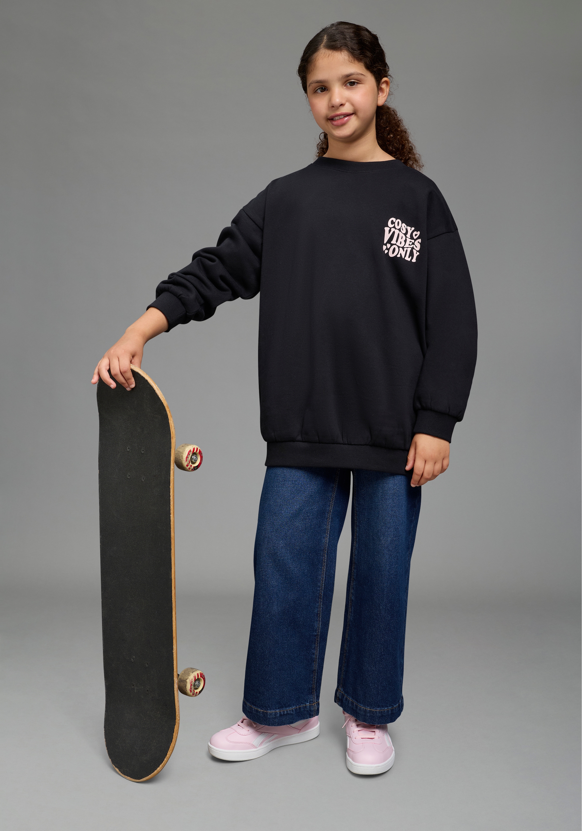 KIDSWORLD Sweatshirt »Rückenprint Sweatshirt in lockerer Form«, Weites Sweatshirt mir Front- und Rückendruck in bequemer Form
