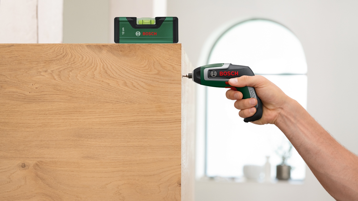 Bosch Home & Garden Akku-Schrauber »IXO 7 Level Set«, mit Bit-Set, Wasserwage und Ladekabel