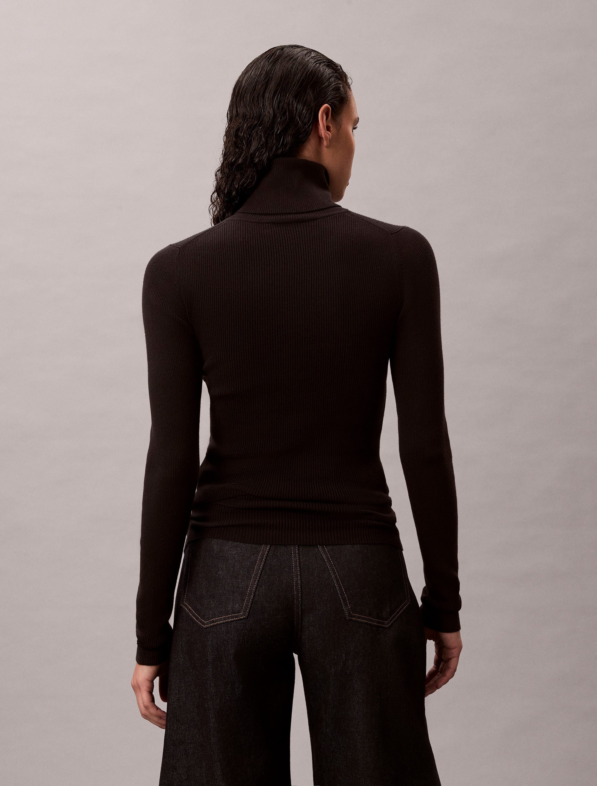 Calvin Klein Jeans Rollkragenpullover, Rippstrick, figurbetonte Passform, Markenlabel