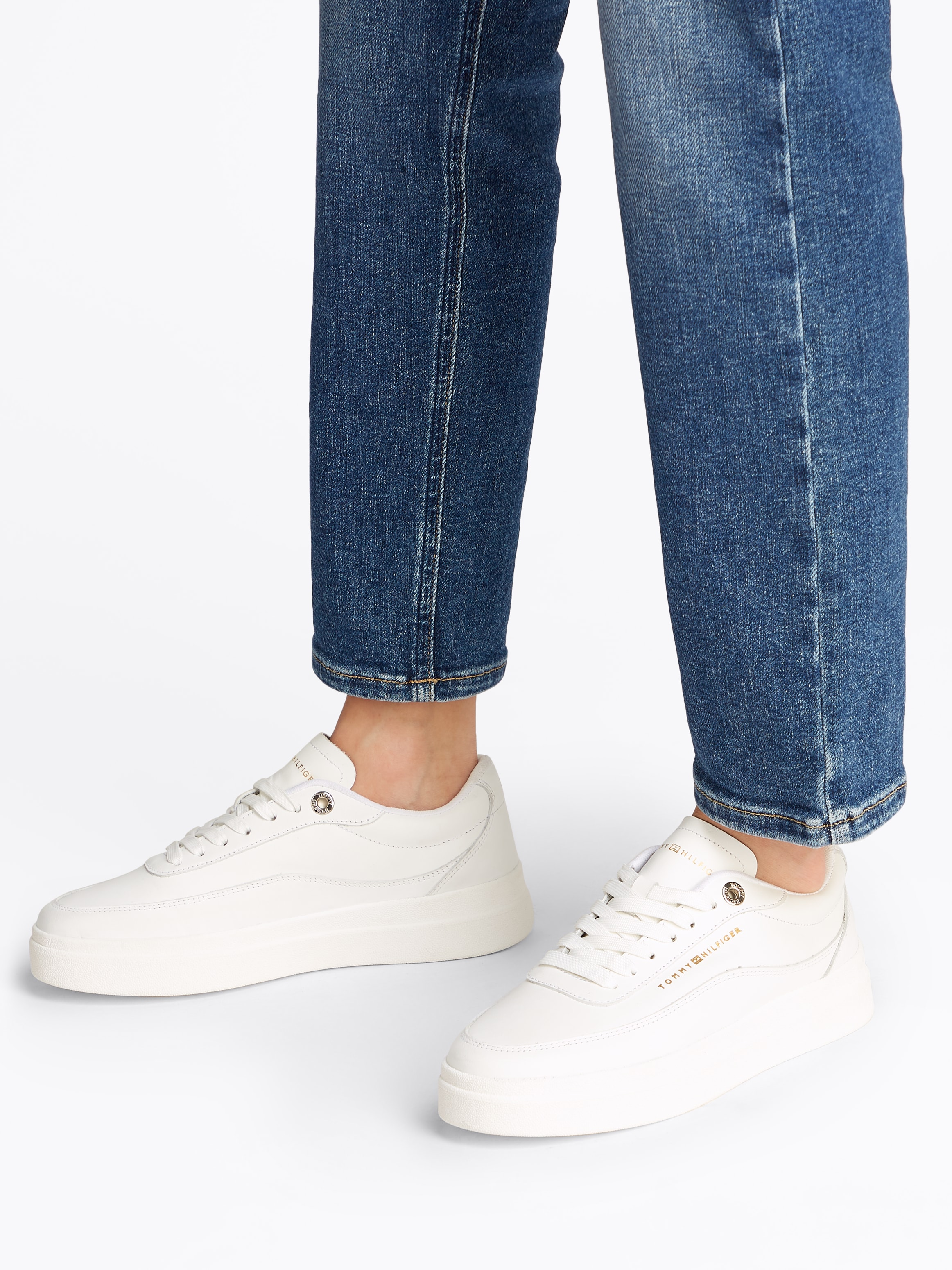 Tommy Hilfiger Plateausneaker »MODERN COURT SNEAKER LTHR«, Freizeitschuh, Halbschuh, Schnürschuh mit Kontrast-Logo