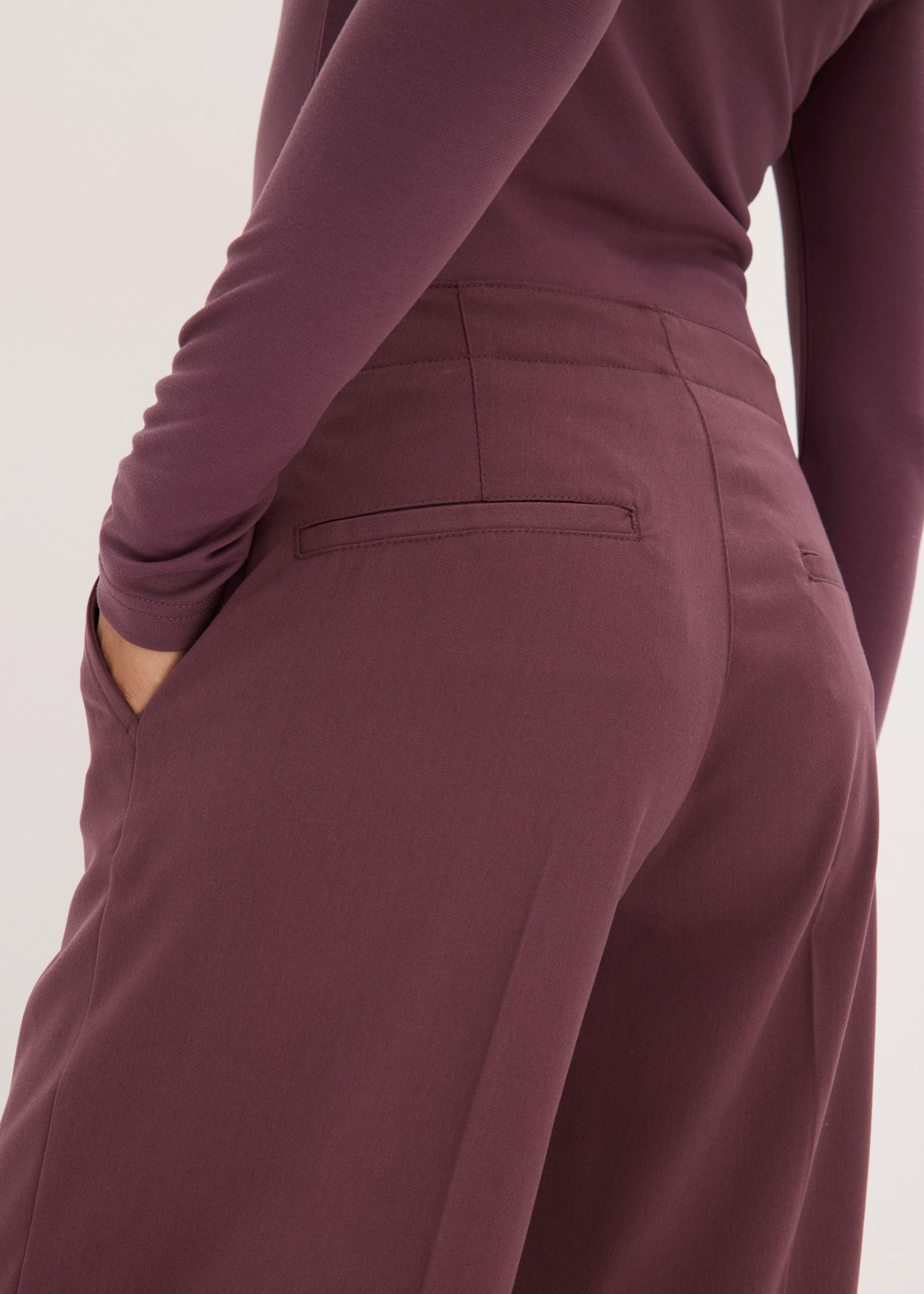 bonprix Bundfaltenhose  in kakaobraun, mit Bundfalten, Barrel-Schnitt, Loose Fit