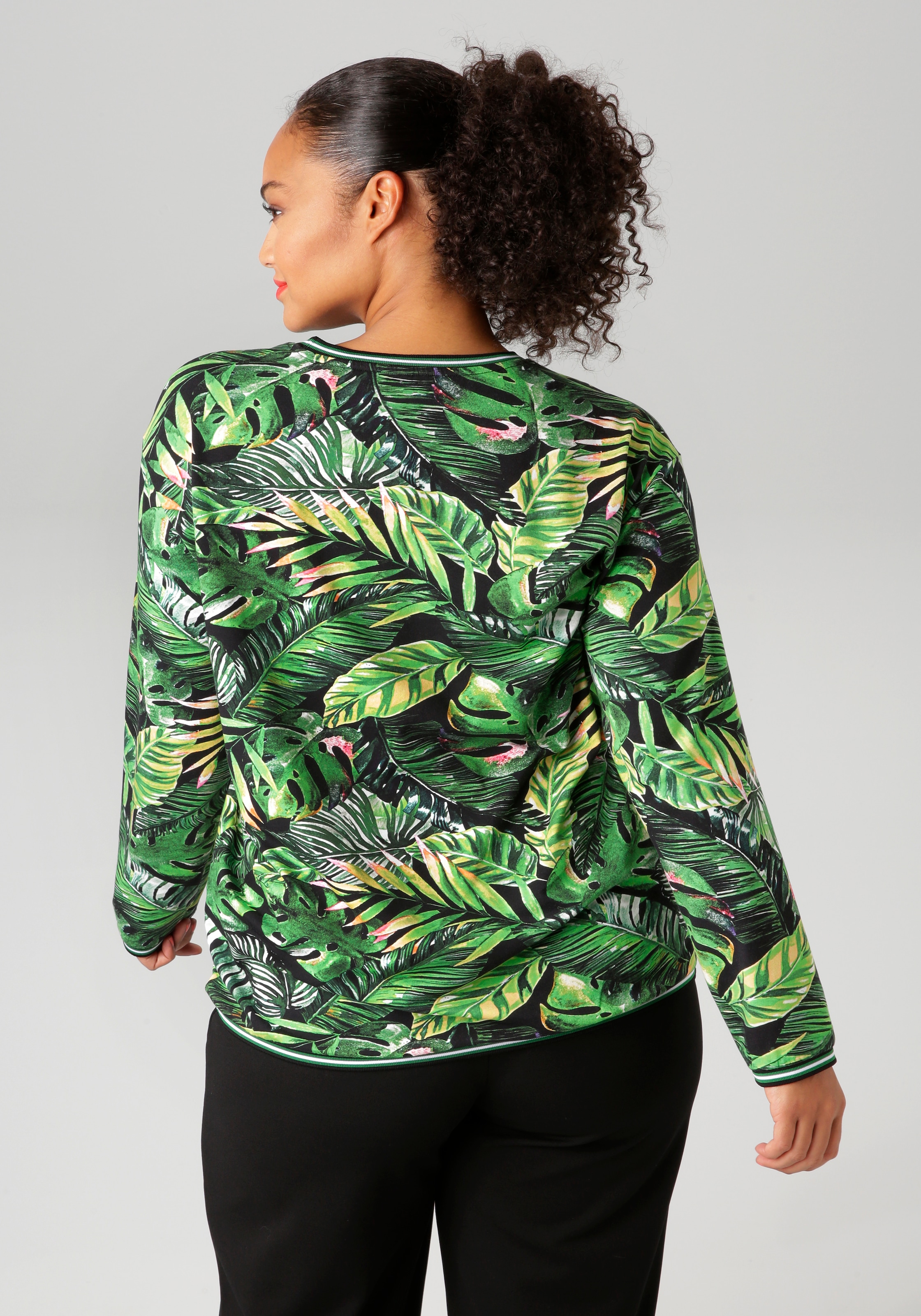 Aniston PLUS Sweatshirt, mit farbenfrohen, tropischen Blättern bedruckt