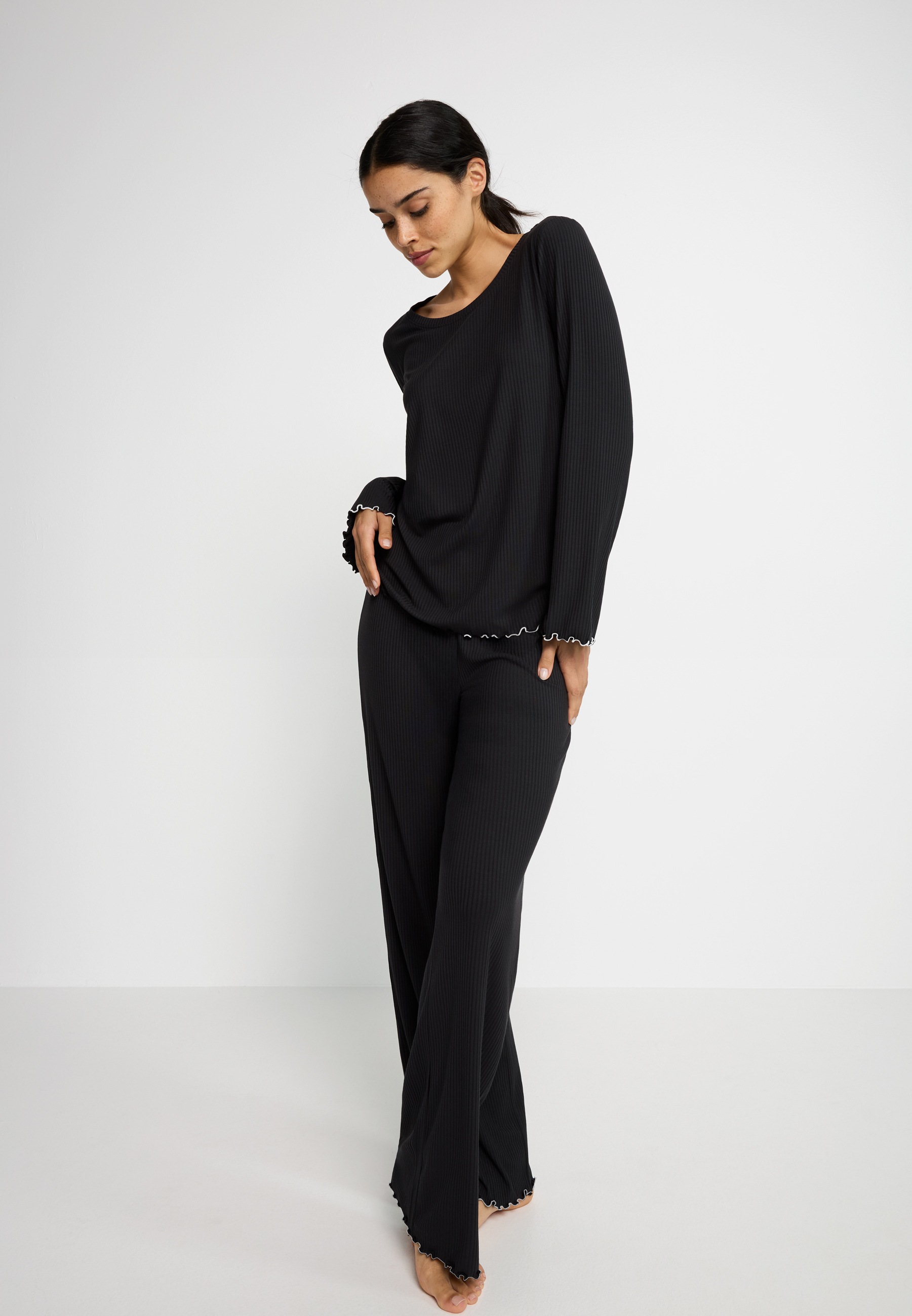 LSCN by LASCANA Pyjama Set, 2 Stk. mit süßen Kräuselsäumen