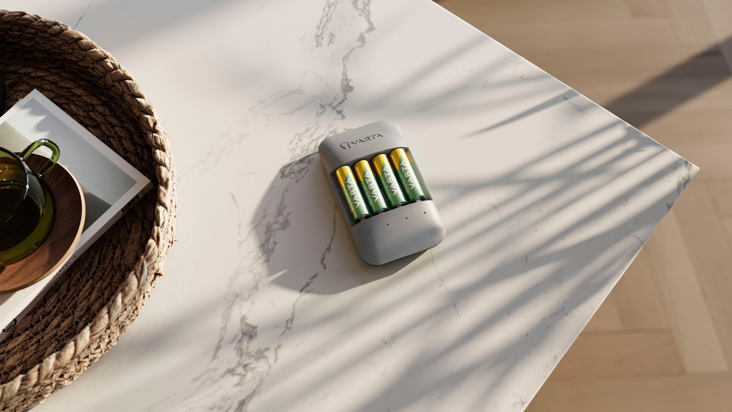 VARTA Batterie-Ladegerät »Eco Charger Pro Recycled + 4x AAA 800 mAh«, 2000 mA, (Packung)