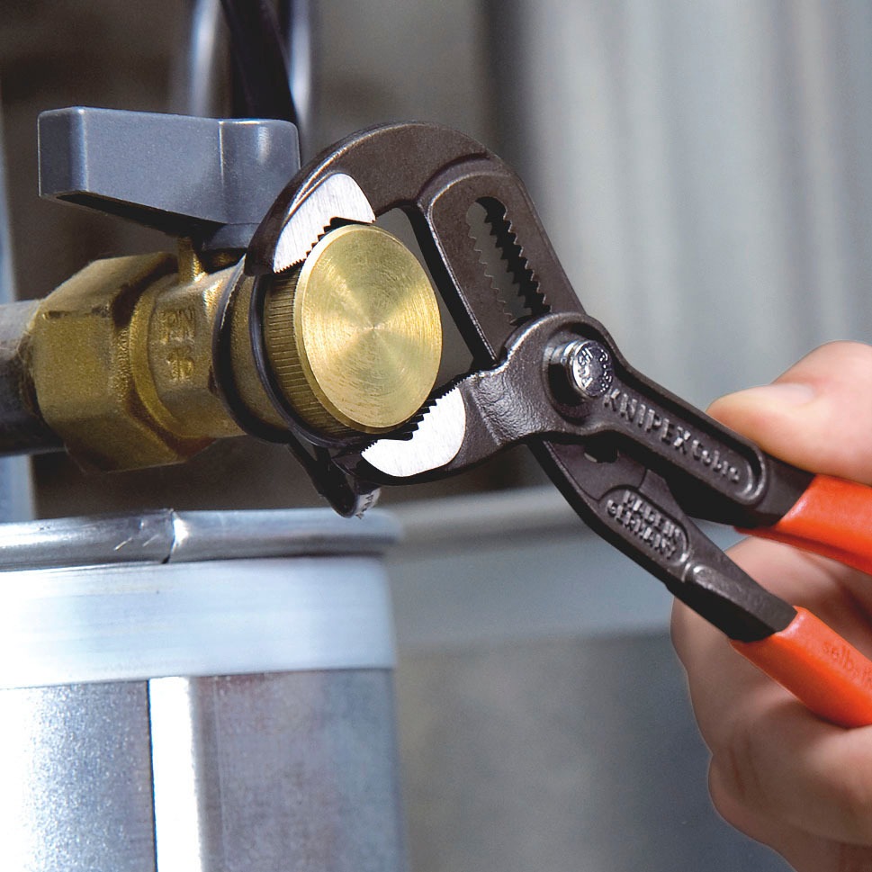 Knipex Wasserpumpenzange »87 02 250 Cobra® Hightech«, (1 tlg.), grau atramentiert, mit schlanken Mehrkomponenten-Hüllen 250 mm