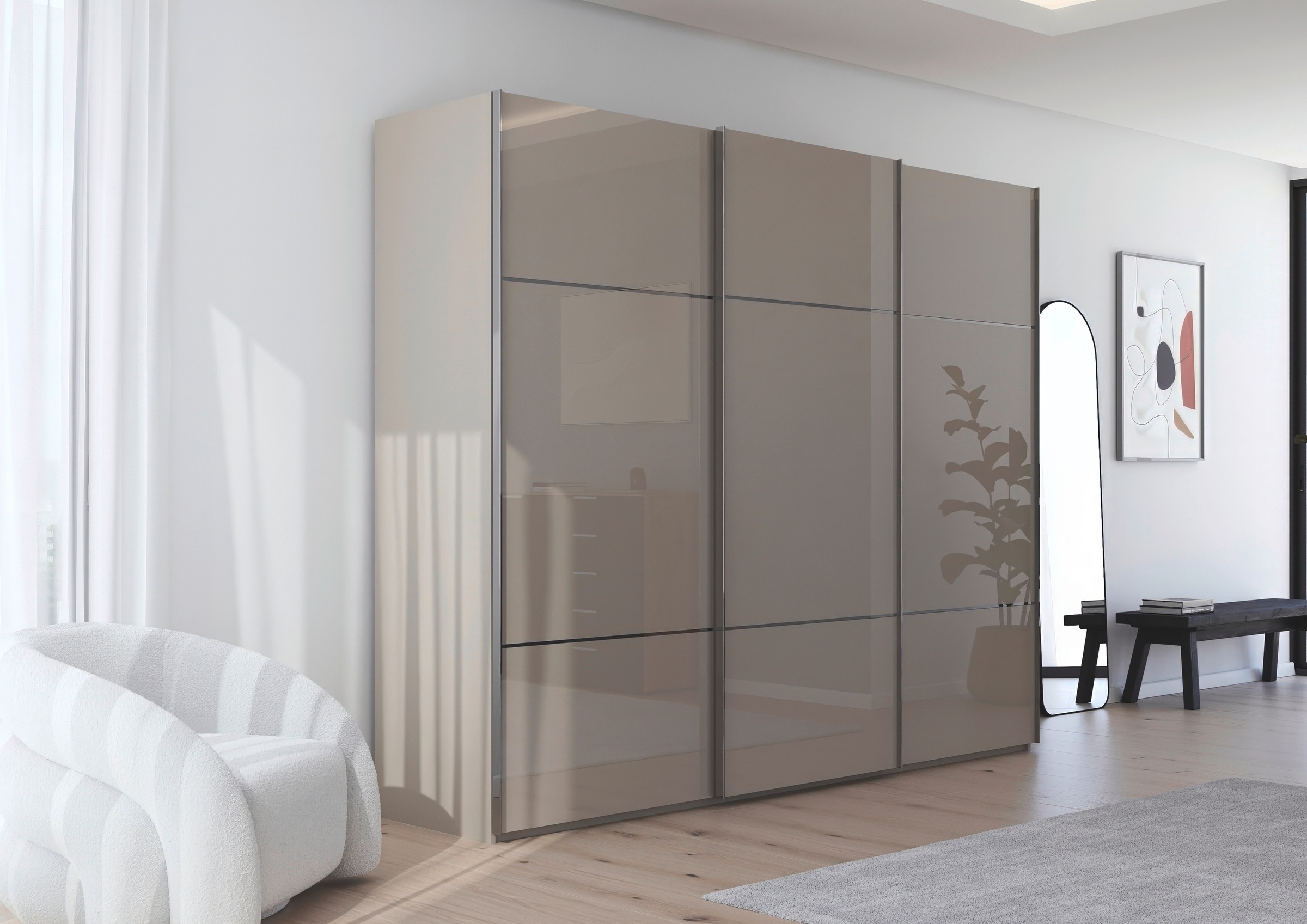 rauch Schwebetürenschrank »Kleiderschrank Schrank Garderobe Schlafzimmerschrank SCALE-TRIO«, edle dreigeteilte Front mit 2 Zierleisten Glasfront MADE IN GERMANY
