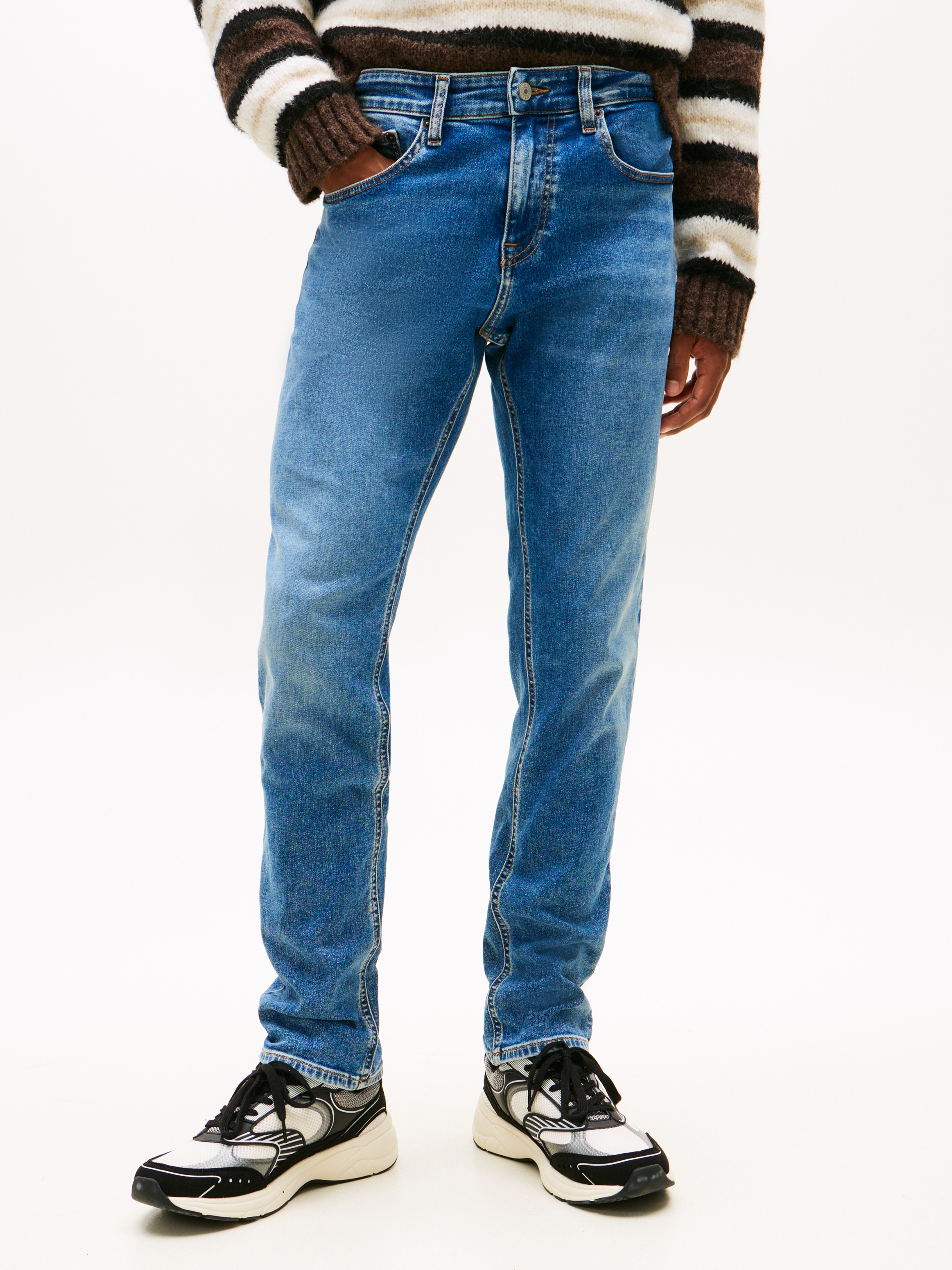 Tommy Jeans Gerade Jeans »Scanton Slim«, Mit Markenlabel aus Leder hinten