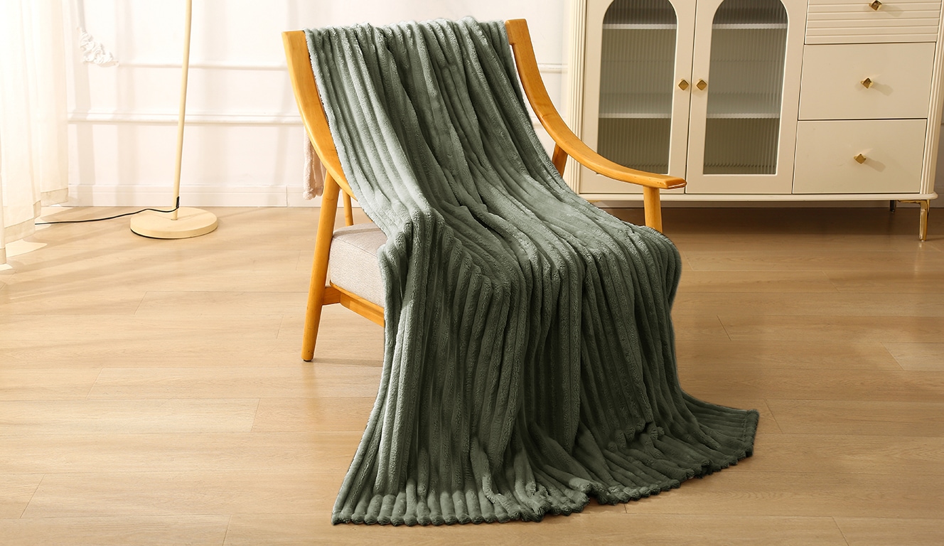 Leonique Wohndecke »Millara«, Kuscheldecke in Cord-Optik, 150x200 cm