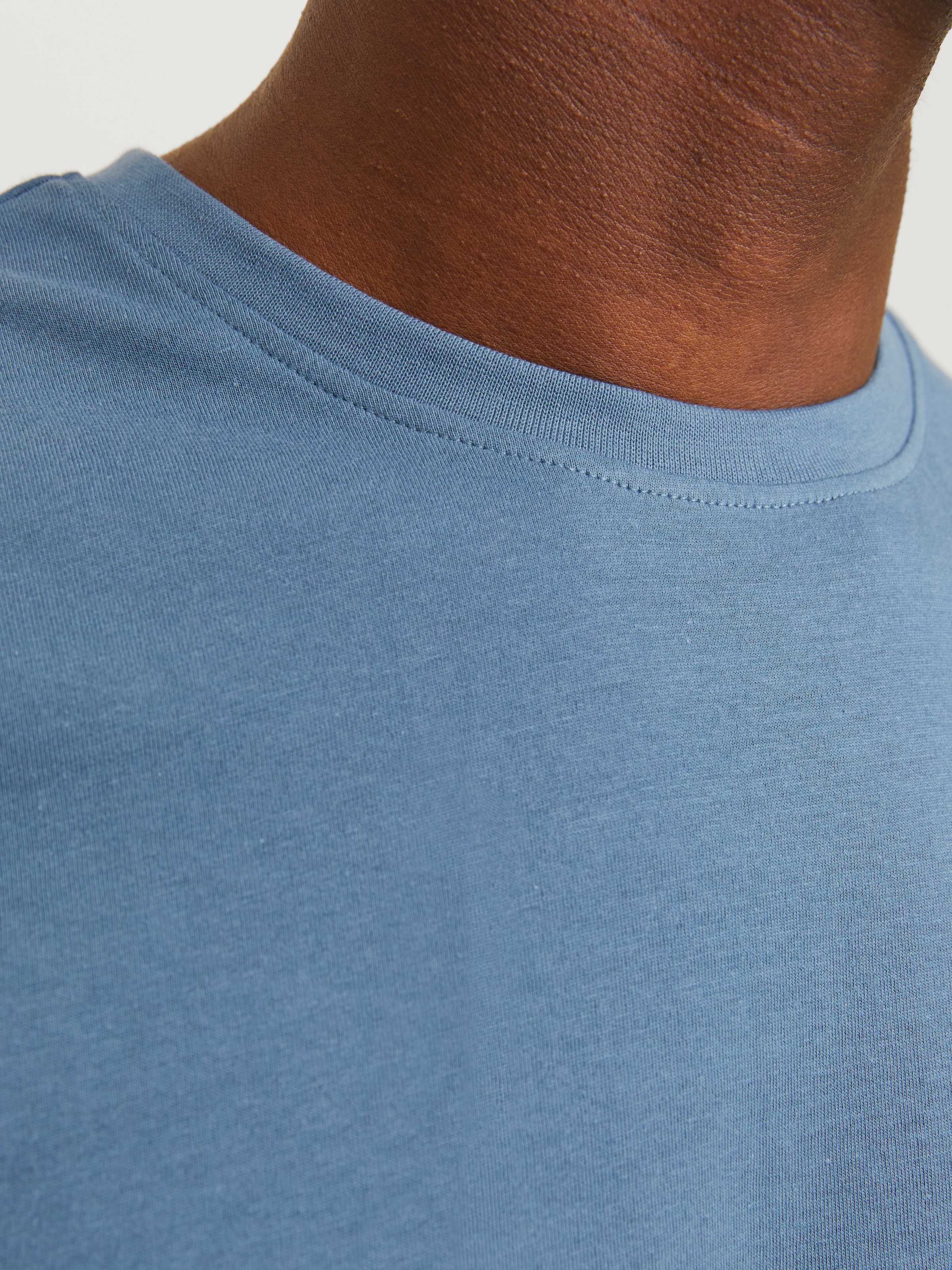 Jack & Jones Rundhalsshirt »JJENOA TEE SS CREW NECK NOOS«, mit abgerundetem Saum