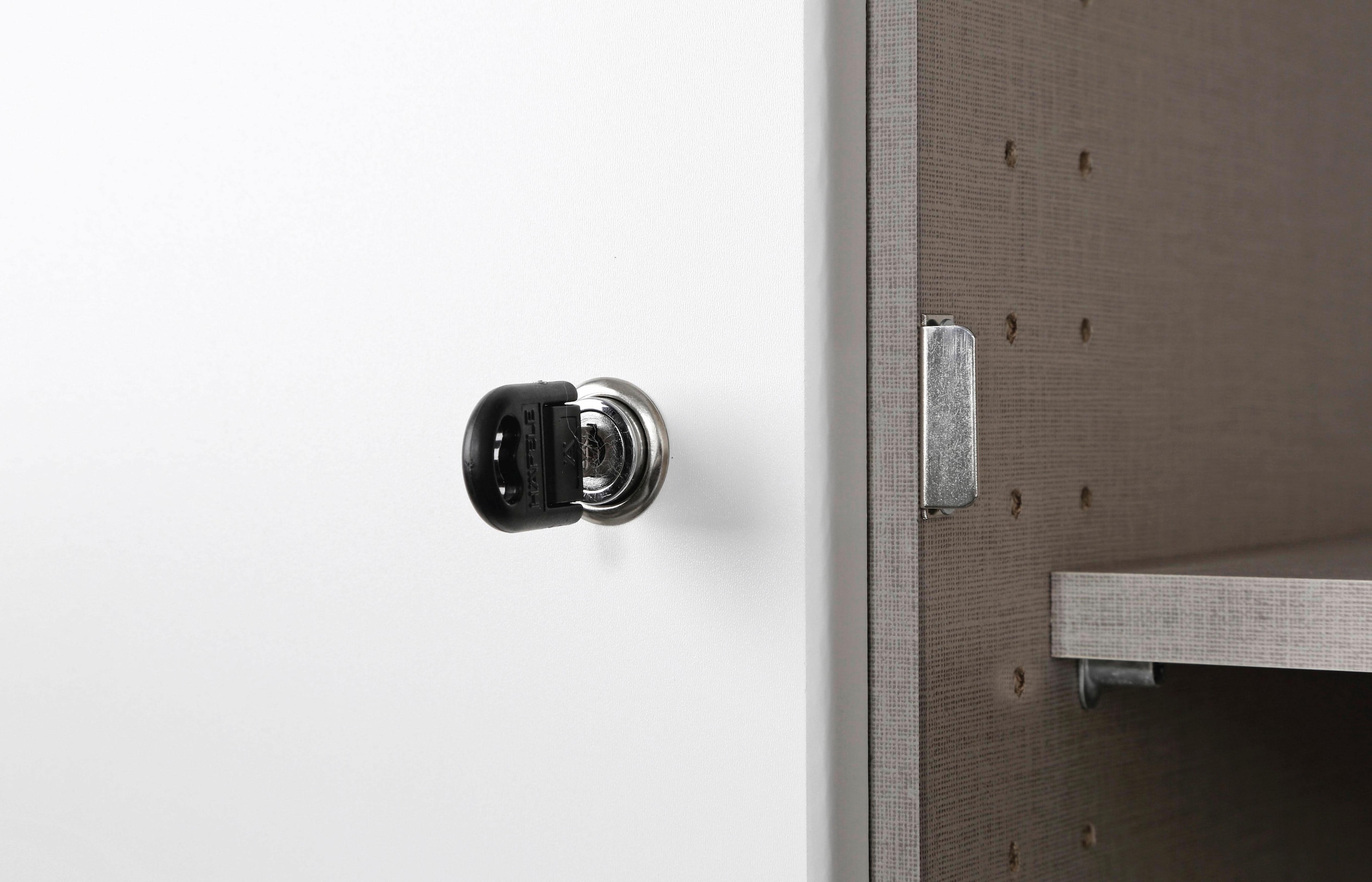 rauch Drehtürenschrank »Kleiderschrank Schrank Garderobe Schlafzimmer Büroschrank BUCHHOLZ«, (mit Schloss, in Breite 47 und 90 cm), viel Stauraum mit abschließbaren Türen MADE IN GERMANY