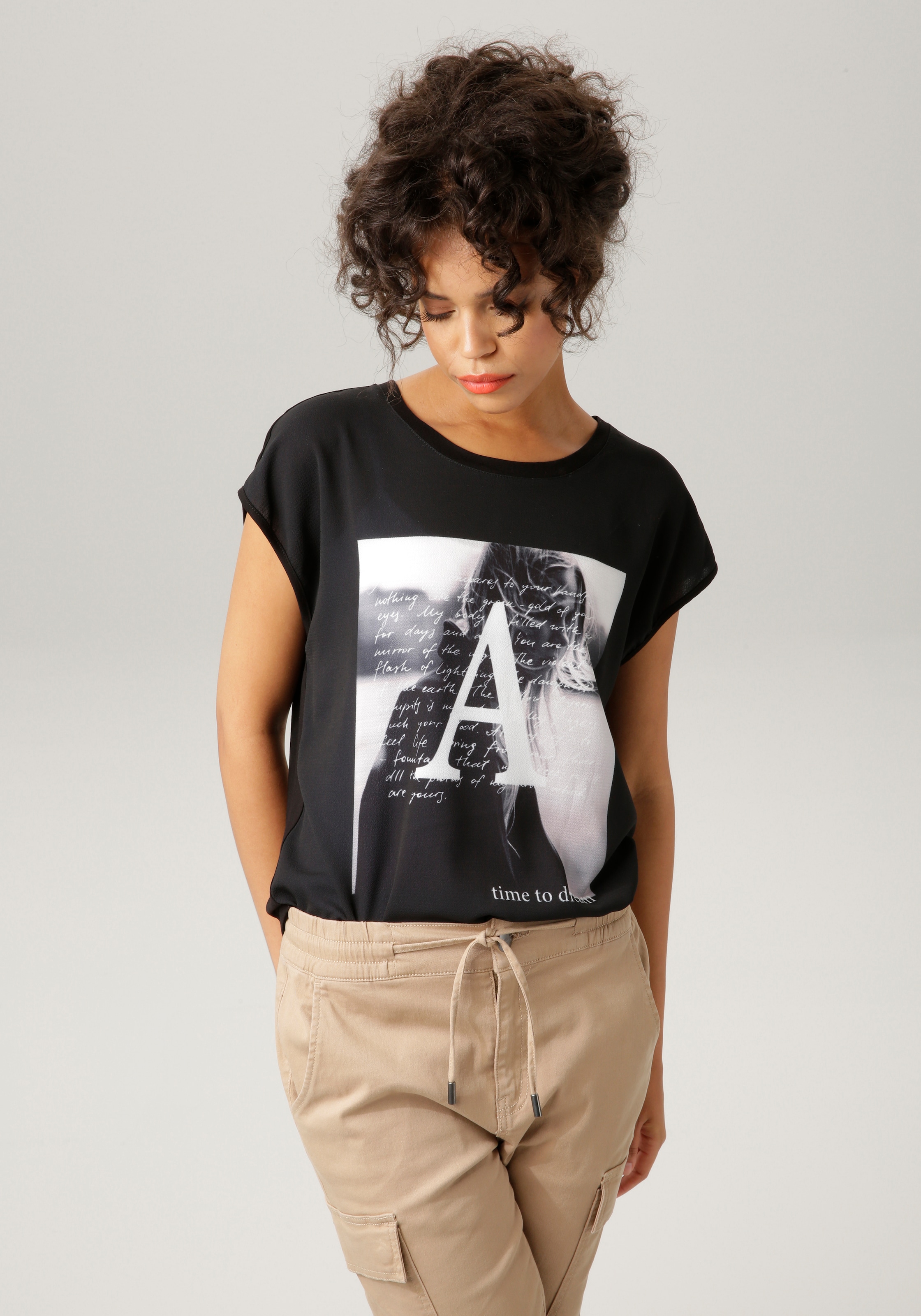 bestellen mit T-Shirt, verträumten Aniston CASUAL Frontdruck