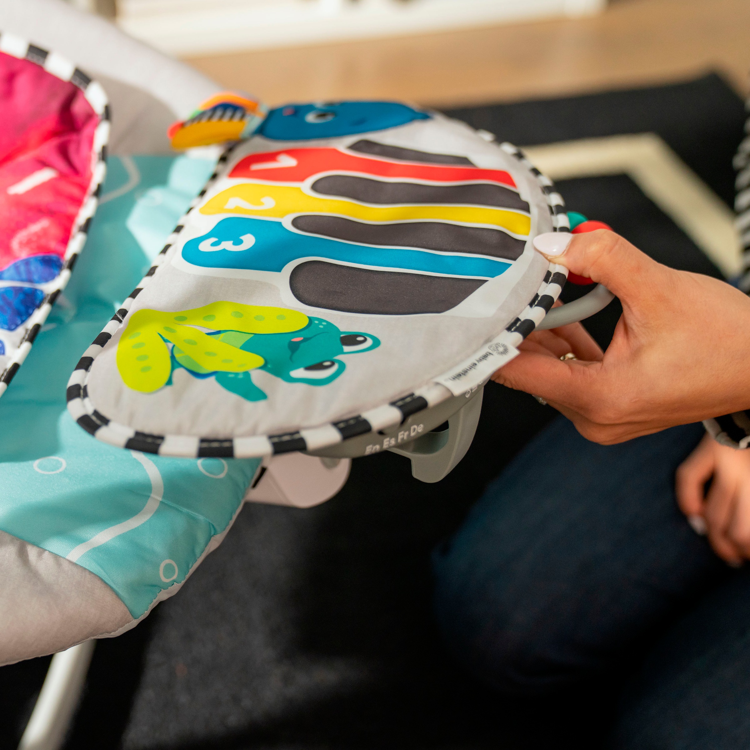 Baby Einstein Babywippe »Kick to It 4-in-1 Musical Swing & Rocker«, bis 9 kg, mit Sound-Effekt