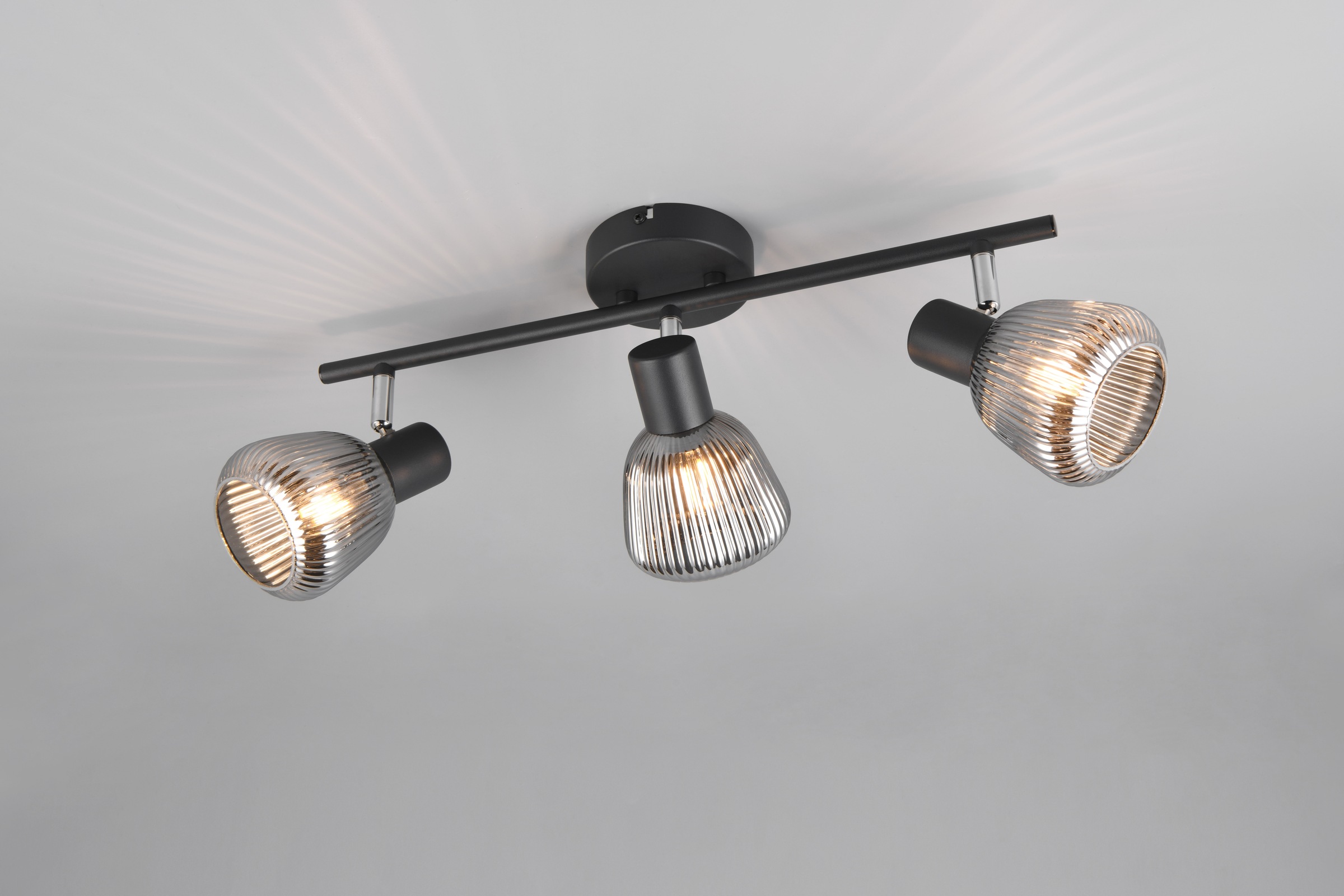 TRIO Leuchten Deckenstrahler »TARIFA, 3-flammiger Deckenspot mit Glasschirm, exkl 3xE14 max 10W«, 3 flammig, Leuchtmittel E14 | Leuchtmittel wechselbar, Glasschirm in Riffeloptik leicht verspiegelt, verstellbare Spots