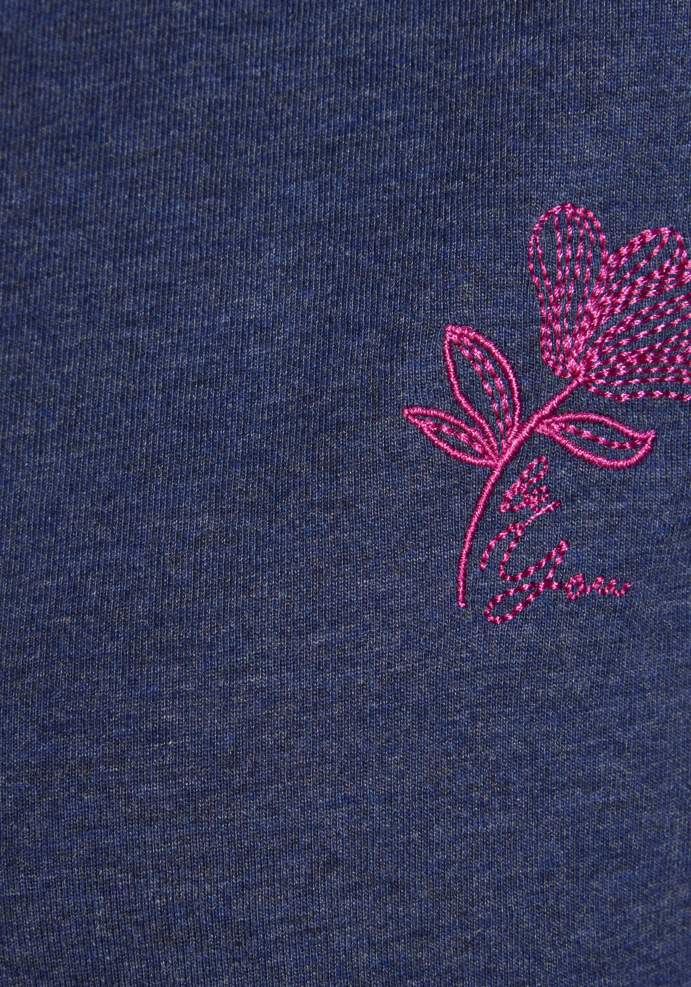 s.Oliver Langarmshirt, mit kleiner Blumen-Stickerei