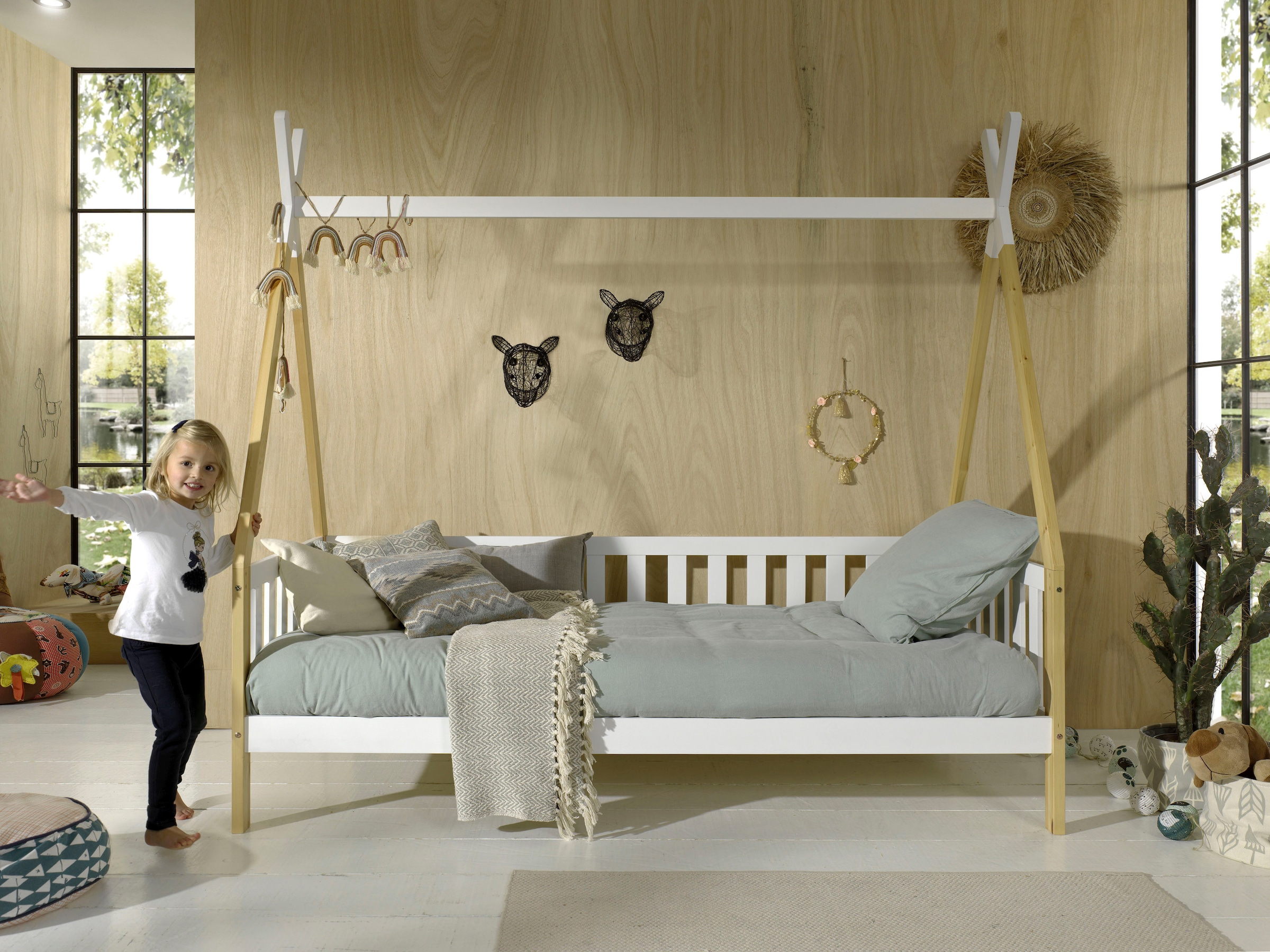 Vipack Kinderbett »Tipi, mit Querstange in Zelt-Optik, Kiefer massiv«, (B/H/T ca. 206x185,1x96cm, seitliche Sprossenumrandung), inklusive Rolllattenrost und wahlweise mit Bettschublade