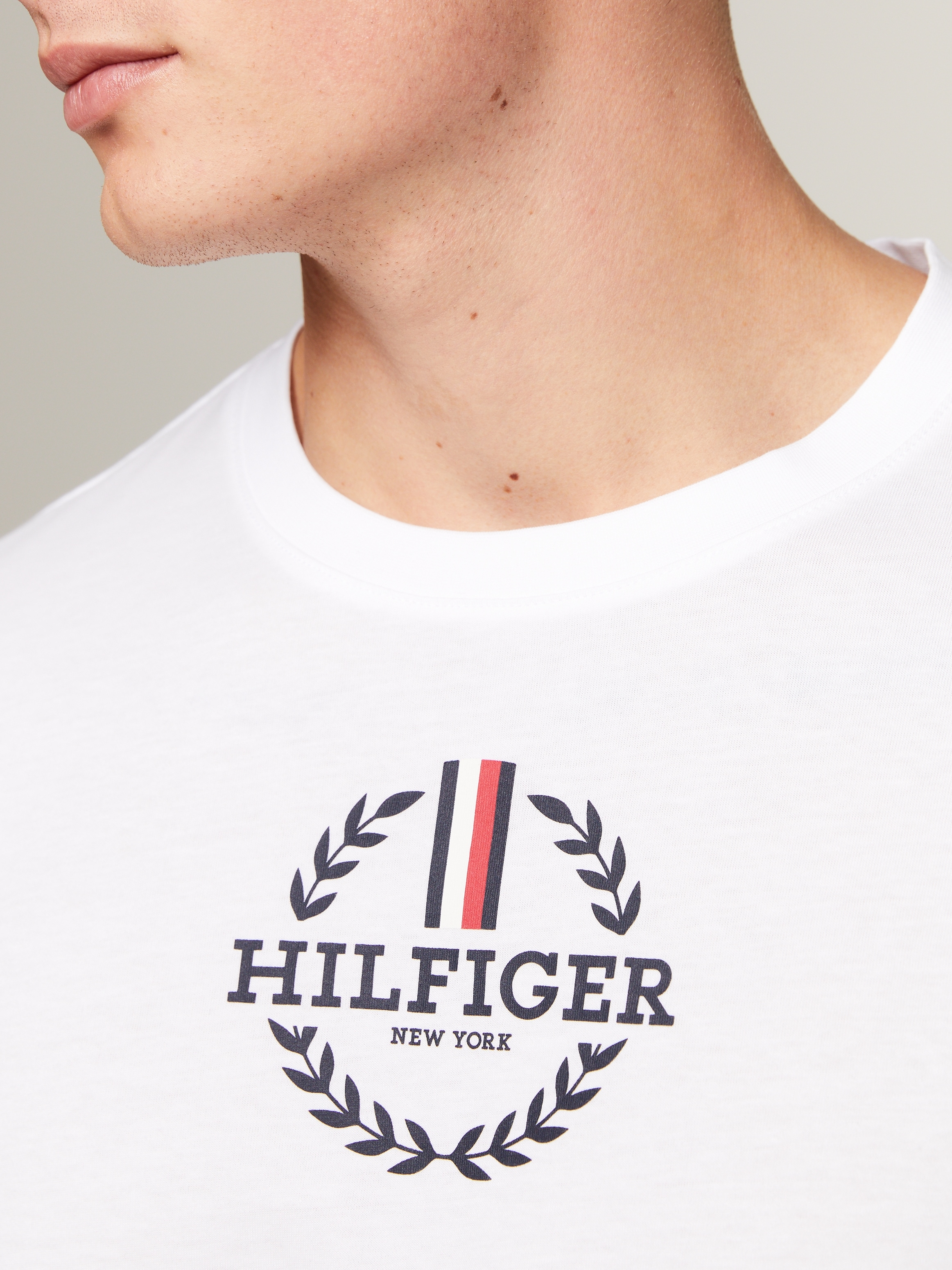 Tommy Hilfiger T-Shirt »GLOBAL STRIPE WREATH TEE« mit Archive-Wappen-Logo