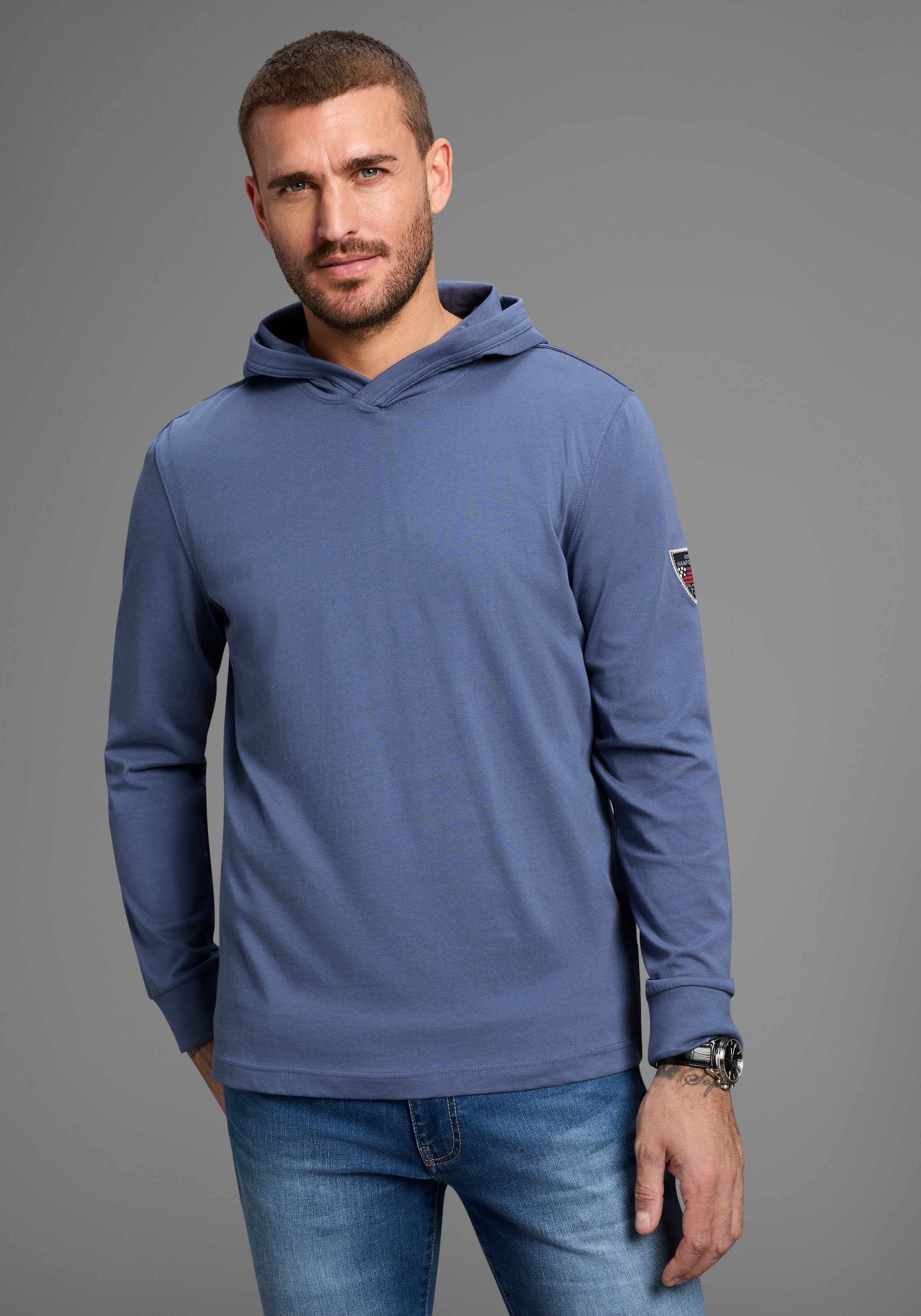 DELMAO Kapuzenshirt »Neue Kollektion!«, mit Badge am Ärmel